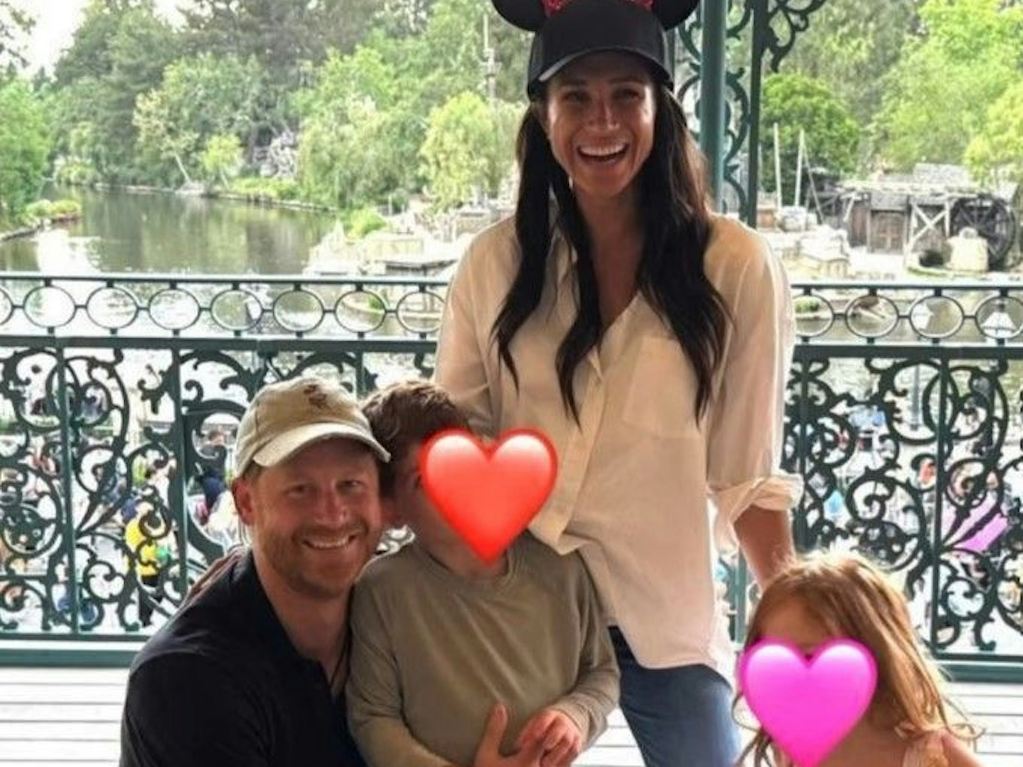 Eine Familie posiert für ein Foto.