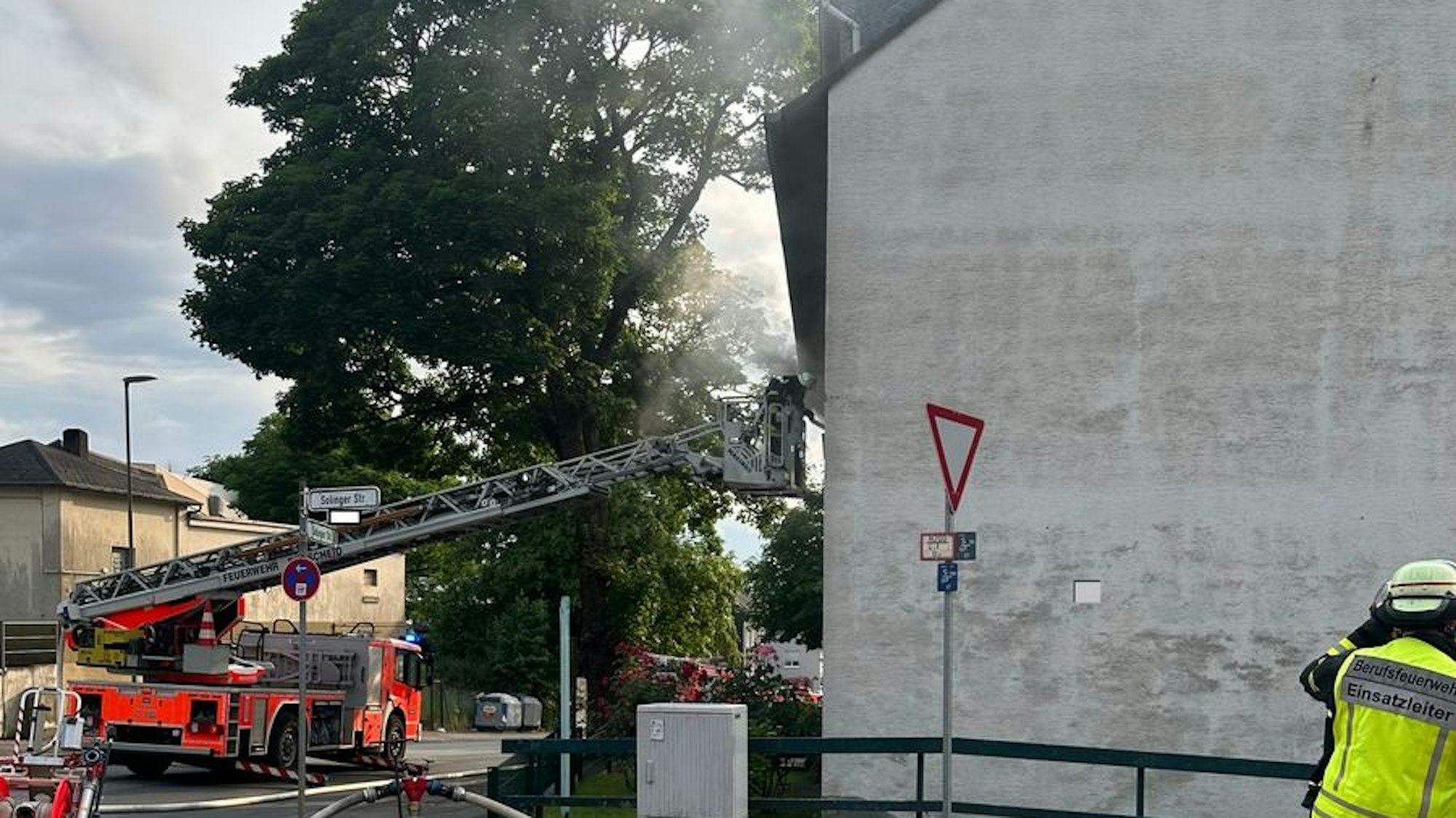 Einsatzort eines Zimmerbrandes in einem Mehrfamilienhaus an der Solinger Straße in Remscheid