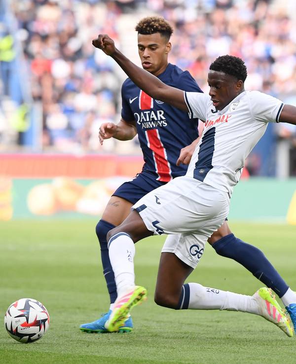 Desire Doue und Mahamadou Diawara (r.) im Zweikampf.
