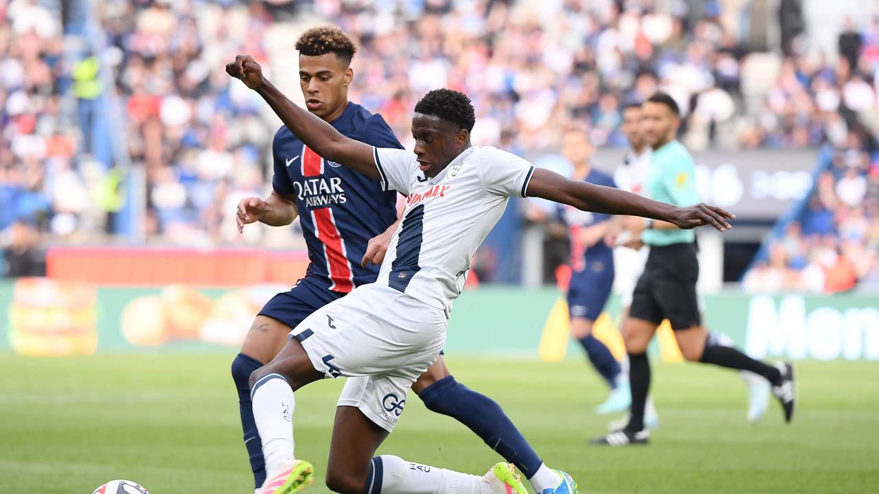 Desire Doue und Mahamadou Diawara (r.) im Zweikampf.