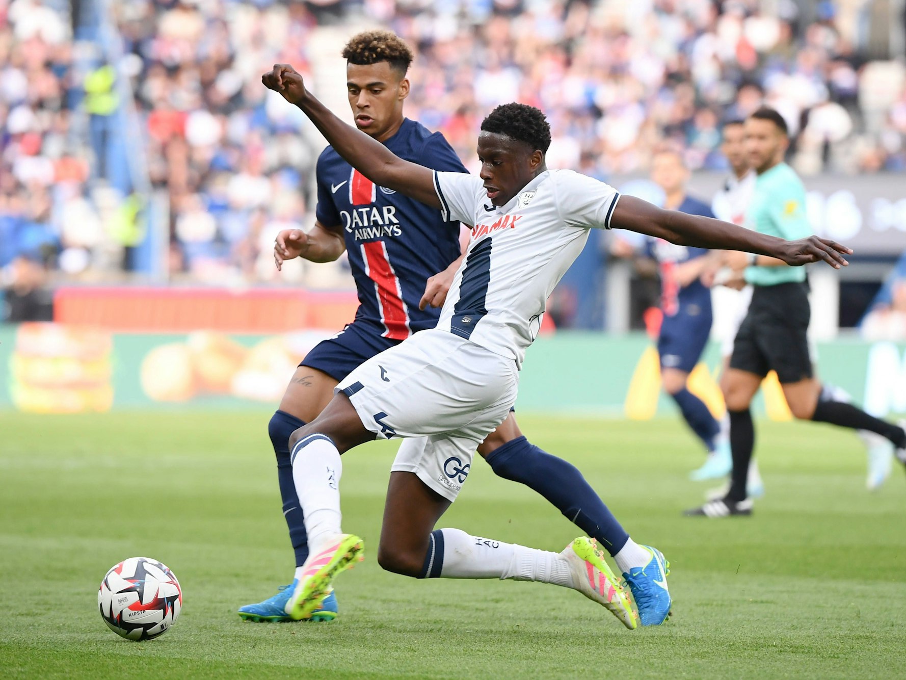 Desire Doue und Mahamadou Diawara (r.) im Zweikampf.