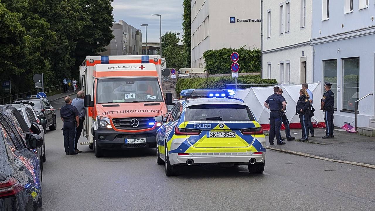 Polizei und Rettungskräfte sind neben einem Sichtschutz im Einsatz. In Passau ist ein Mann mit einem Wagen in eine Menschengruppe gefahren.