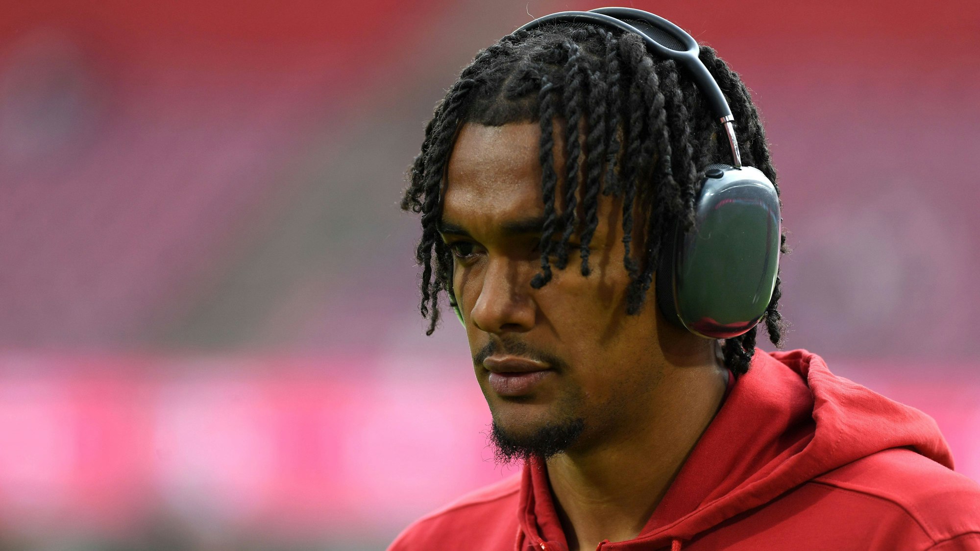 Damion Downs hat Kopfhörer auf.