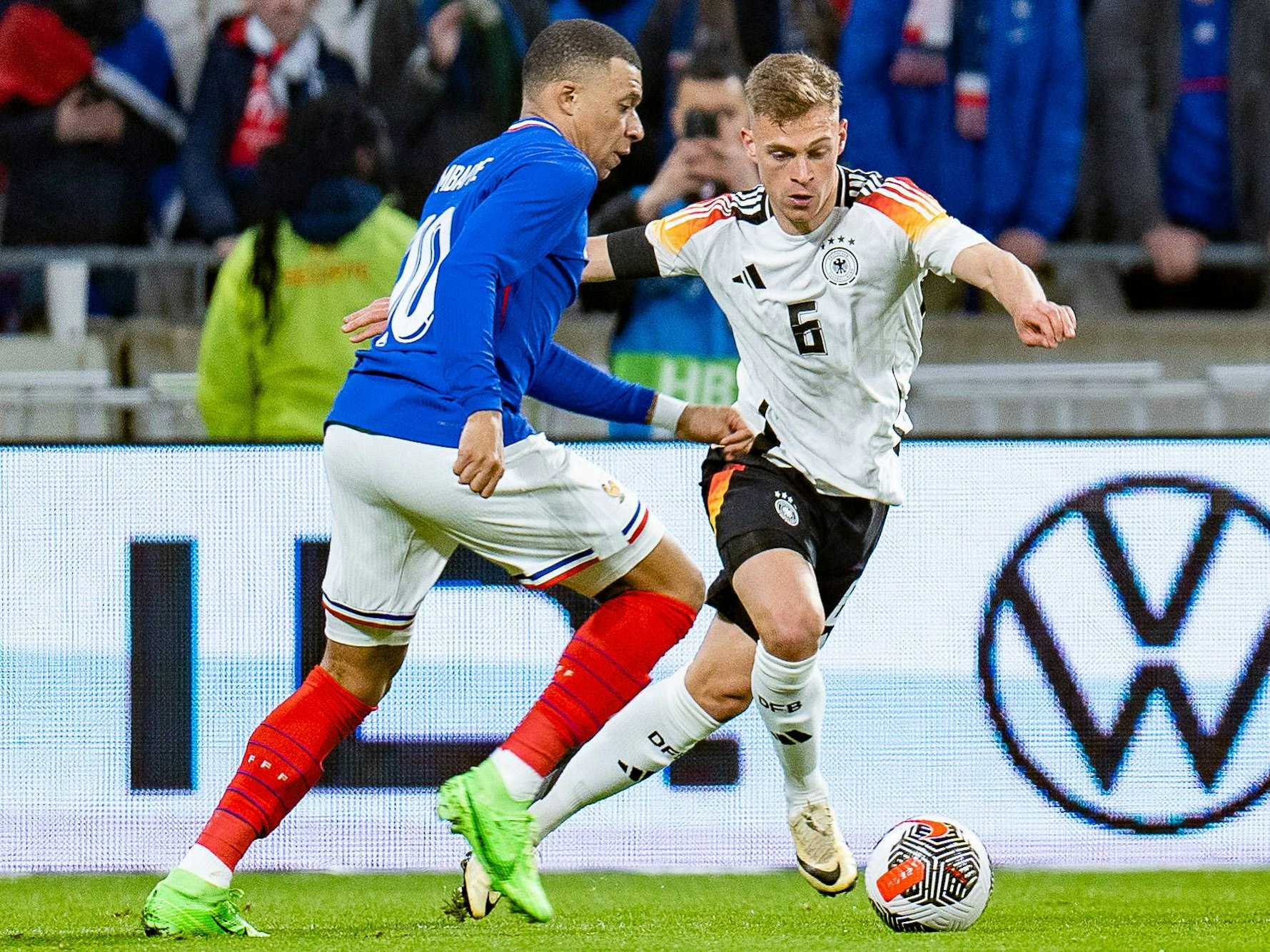 Joshua Kimmich (l.) und Kylian Mbappé im Kampf um den Ball.