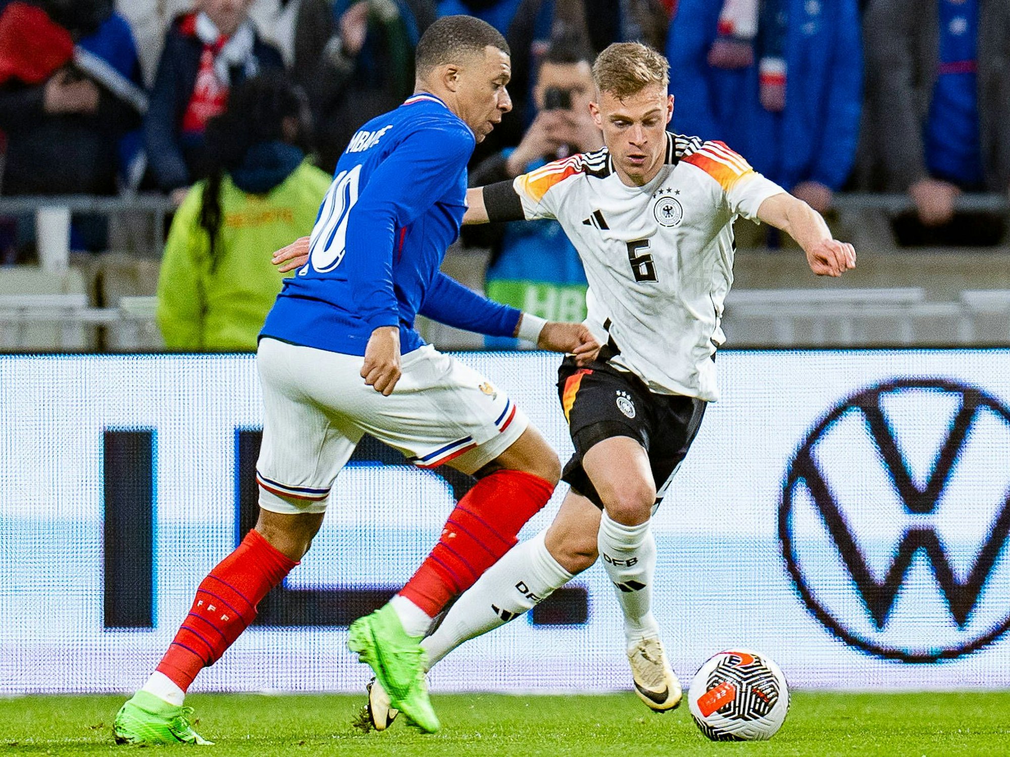 Joshua Kimmich (l.) und Kylian Mbappé im Kampf um den Ball.