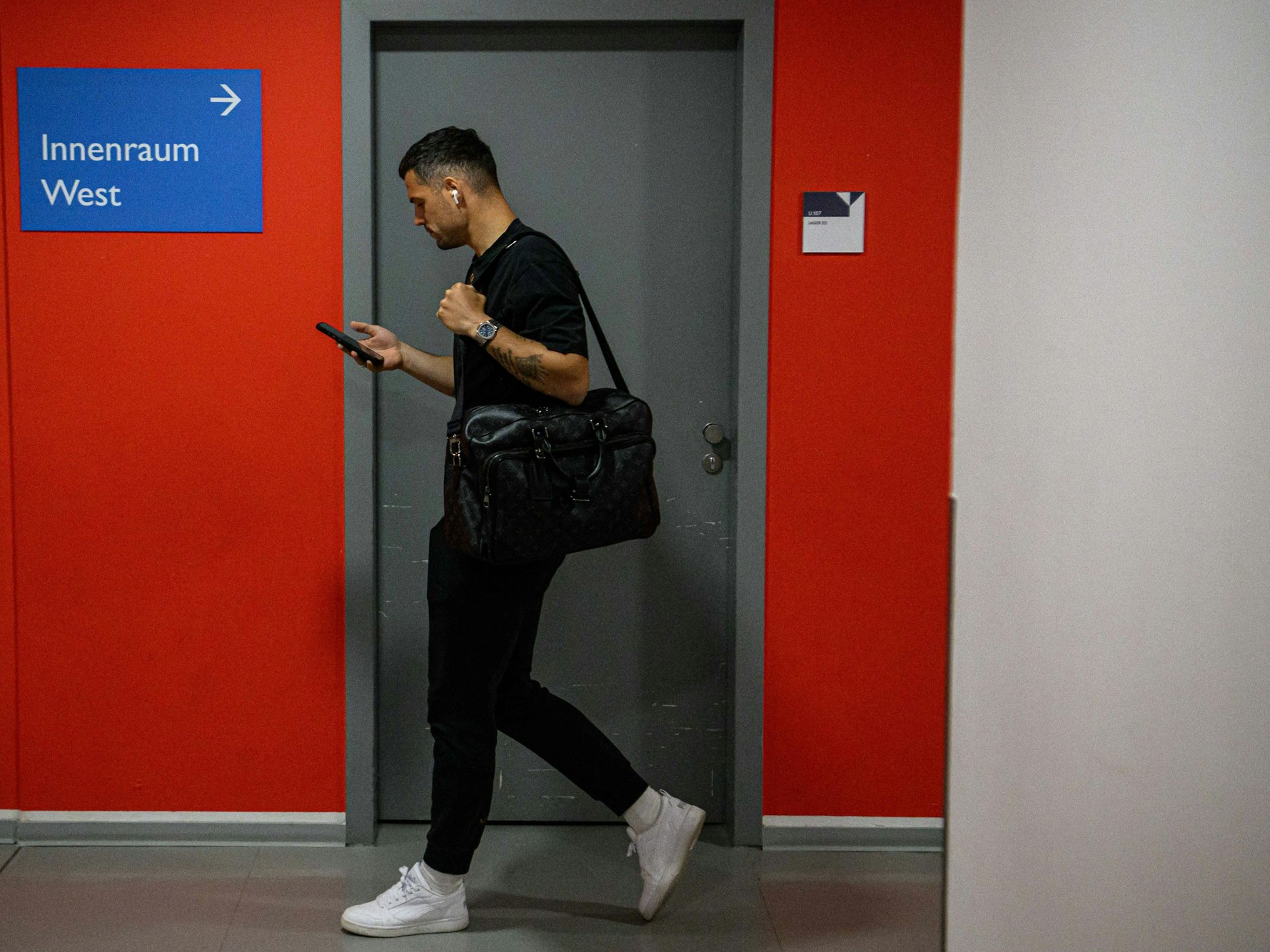 Granit Xhaka verlässt im Mainzer Stadion die Gäste-Kabine und schaut auf sein Handy.