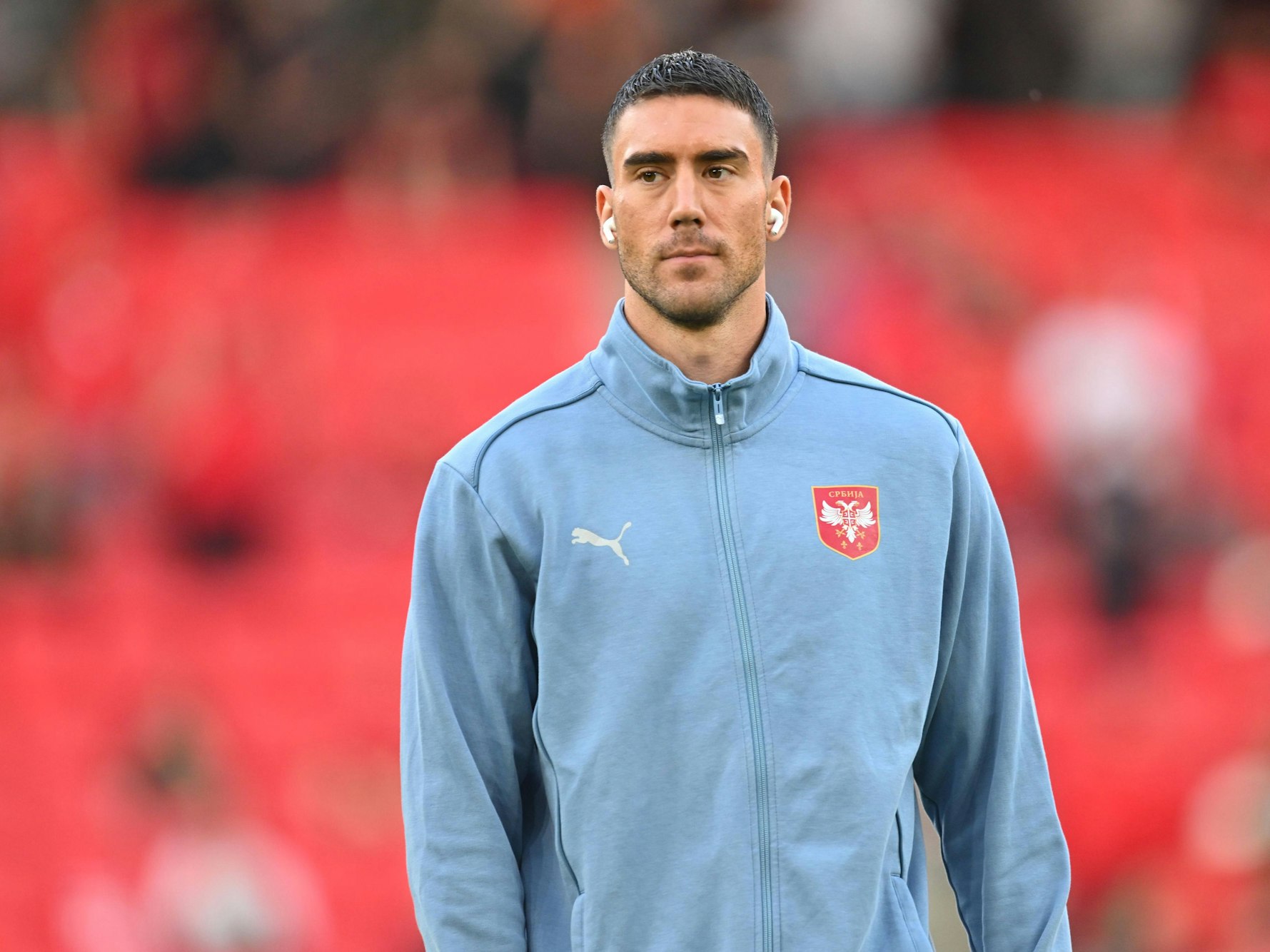 Dusan Vlahovic vor dem Spiel im Stadion.