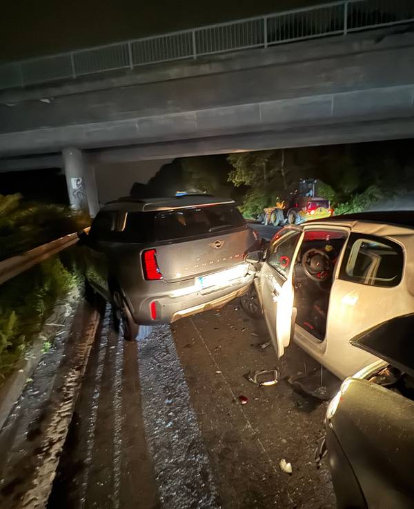 Bei einem Auffahrunfall auch der A59 wurden in der Nacht zum Samstag kurz vor der Ausfahrt Spich vier Menschen verletzt.