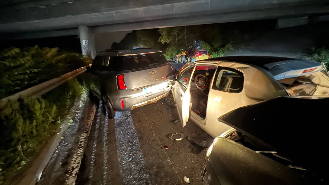 Bei einem Auffahrunfall auch der A59 wurden in der Nacht zum Samstag kurz vor der Ausfahrt Spich vier Menschen verletzt.