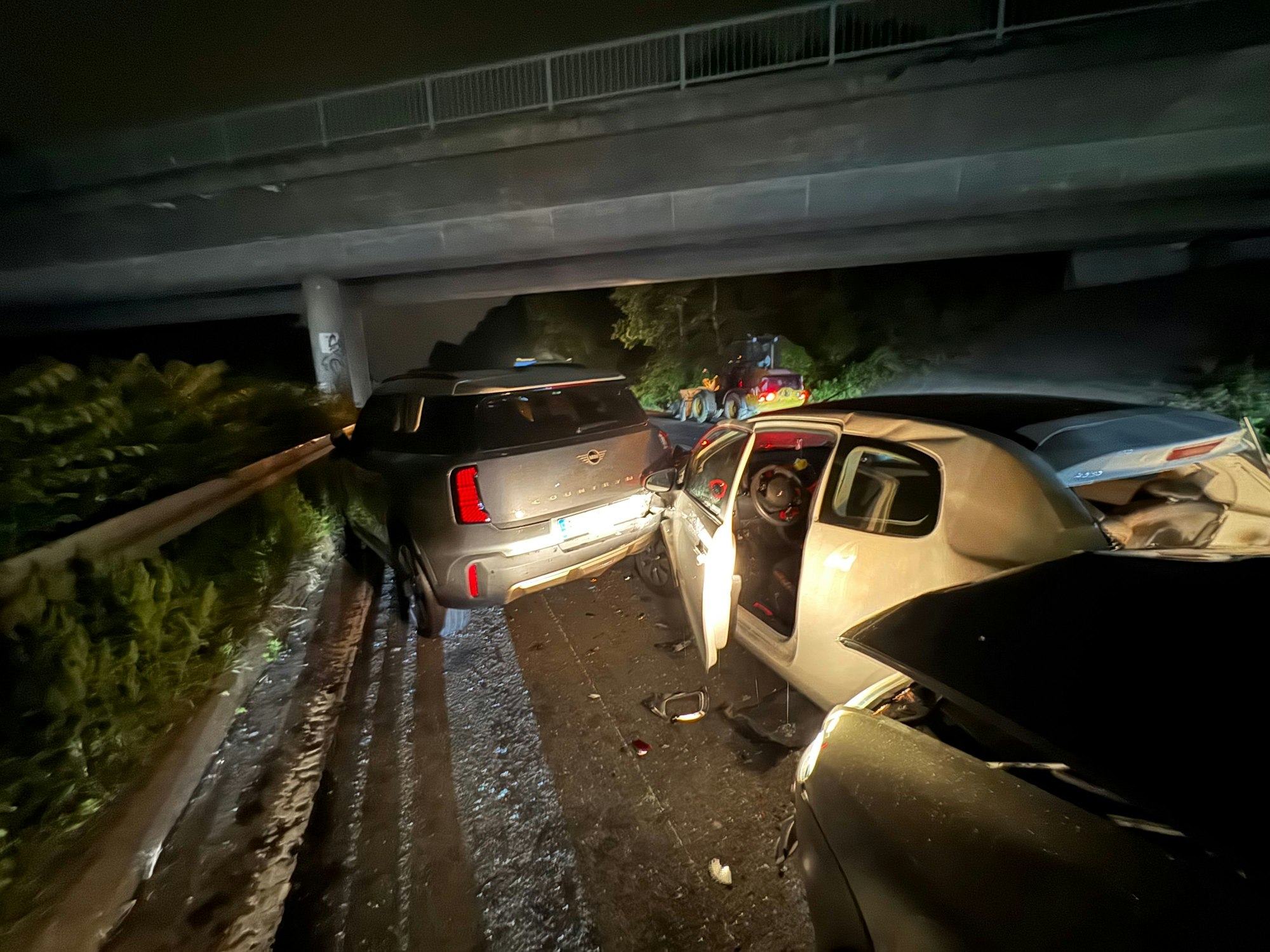 Bei einem Auffahrunfall auch der A59 wurden in der Nacht zum Samstag kurz vor der Ausfahrt Spich vier Menschen verletzt.