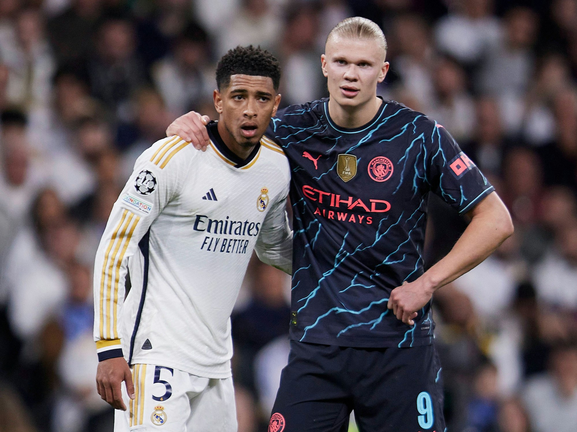 Jude Bellingham und Erling Haaland (r.) Arm in Arm.
