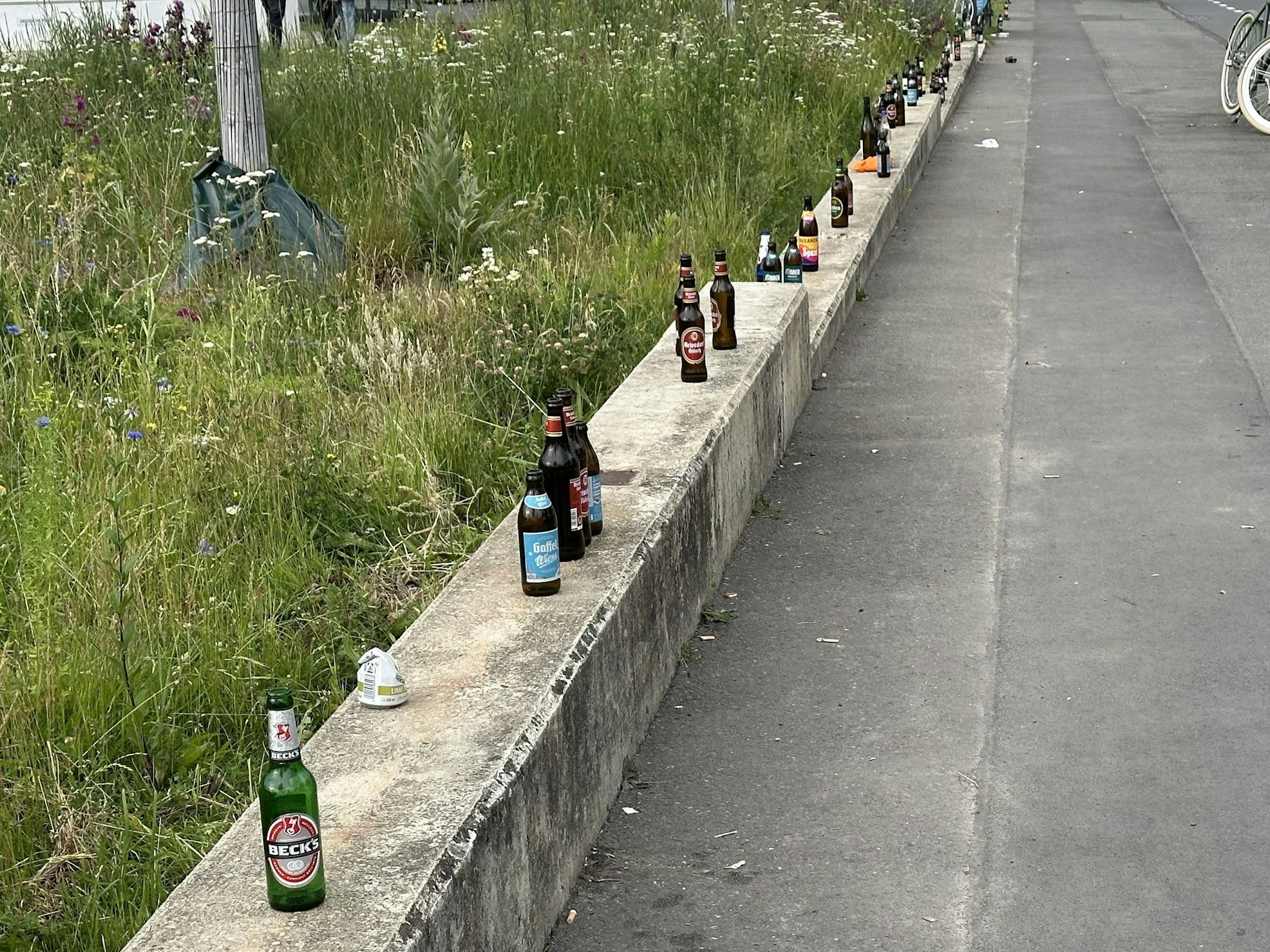 Eine Reihe Pfandflaschen in Köln-Bickendorf. Das Foto wurde auf Reddit gepostet.