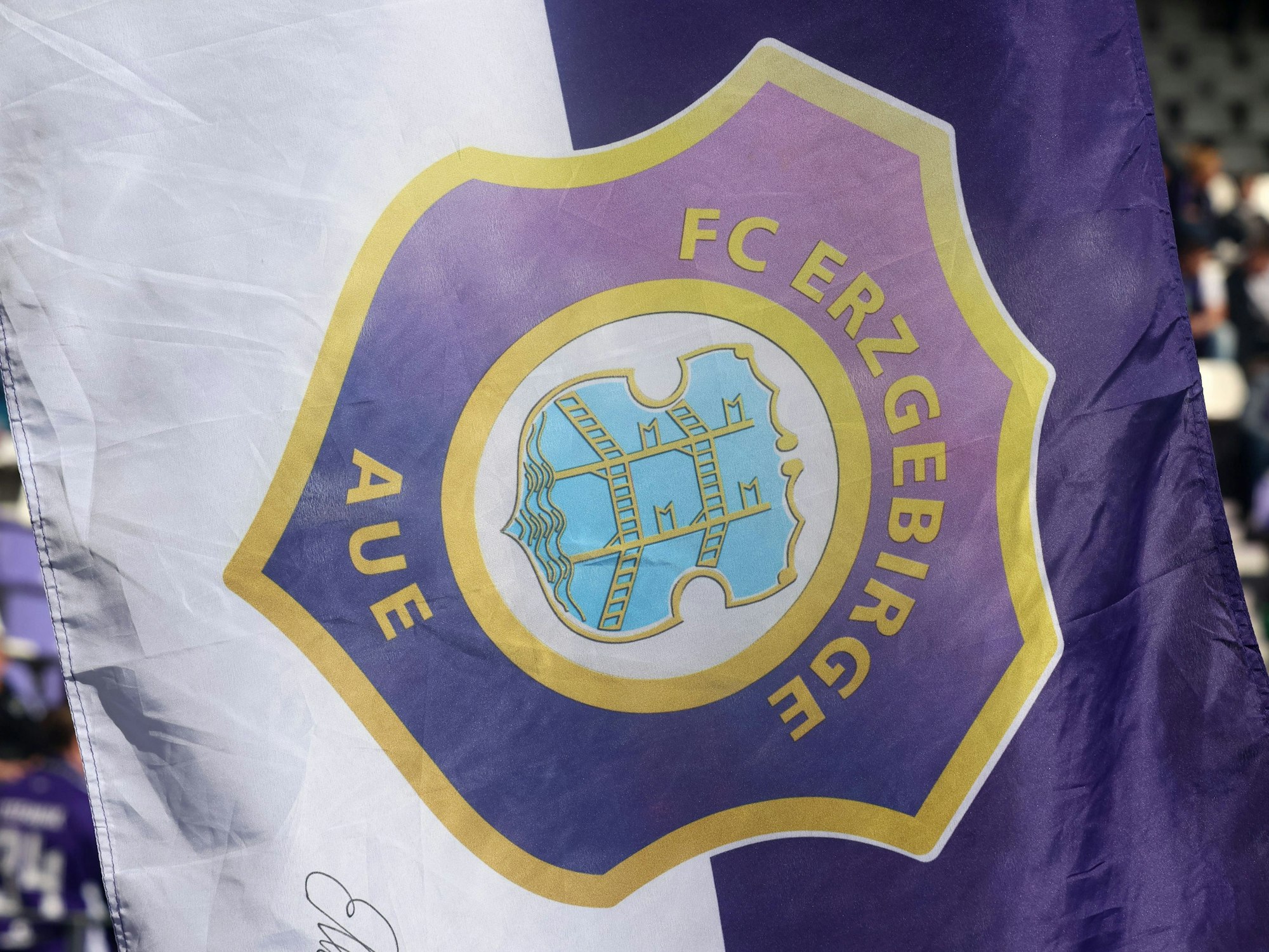 Flagge von Erzgebirge Aue hängt vor dem Fanblock.