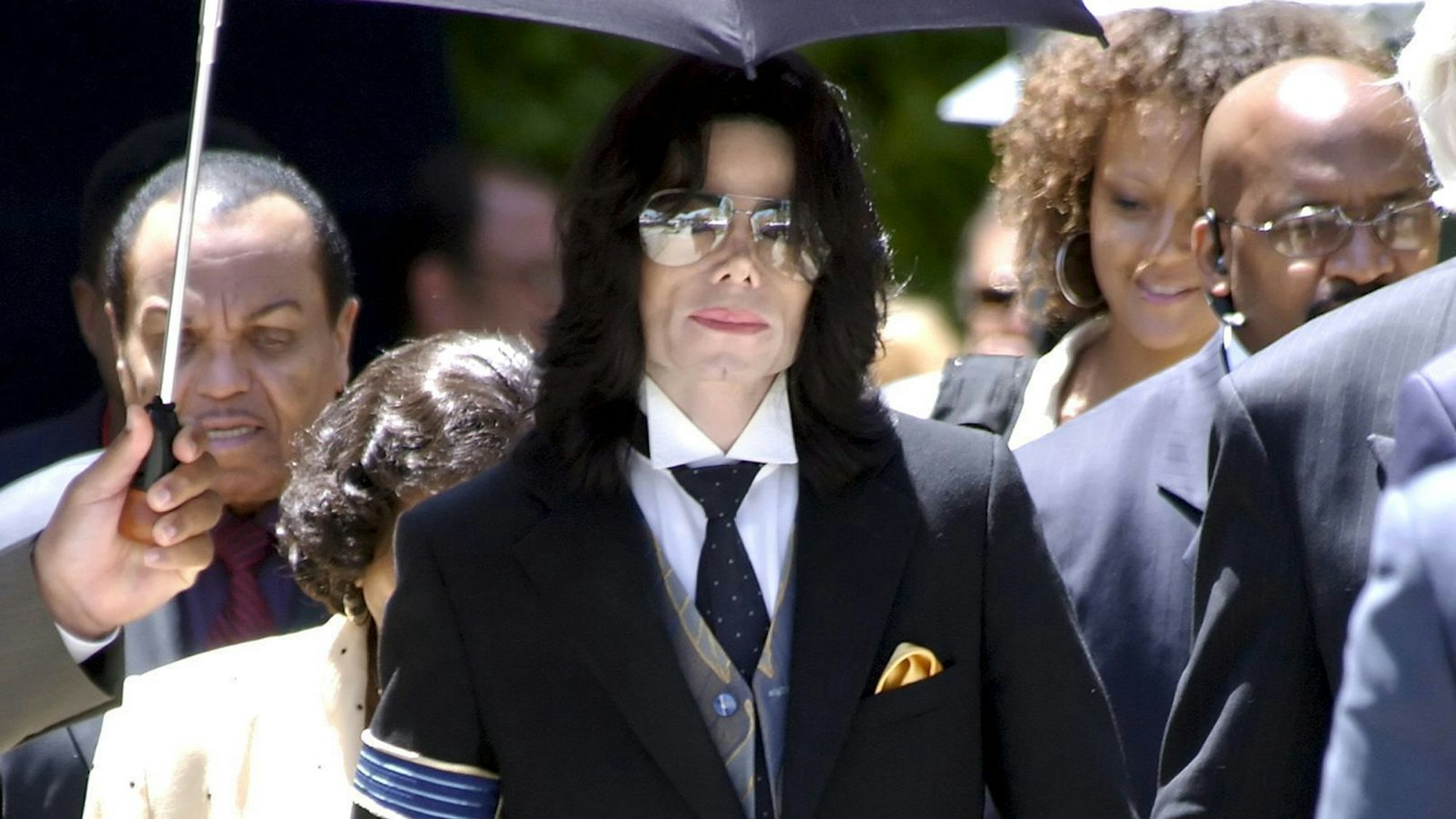 Michael Jackson, der „King of Pop“, bleibt auch 20 Jahre nach einem der spektakulärsten Gerichtsprozesse der Musikgeschichte ein globales Phänomen - am Ende wurde er 2005 freigesprochen. (Bild: Crime + Investigation / A+E Global Media)