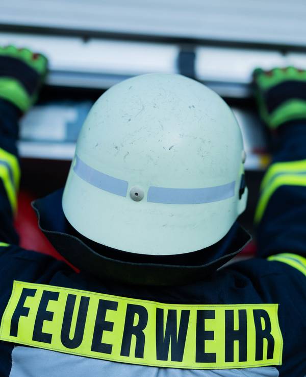 Ein Feuerwehrmann bei einem Einsatz (Archivfoto)