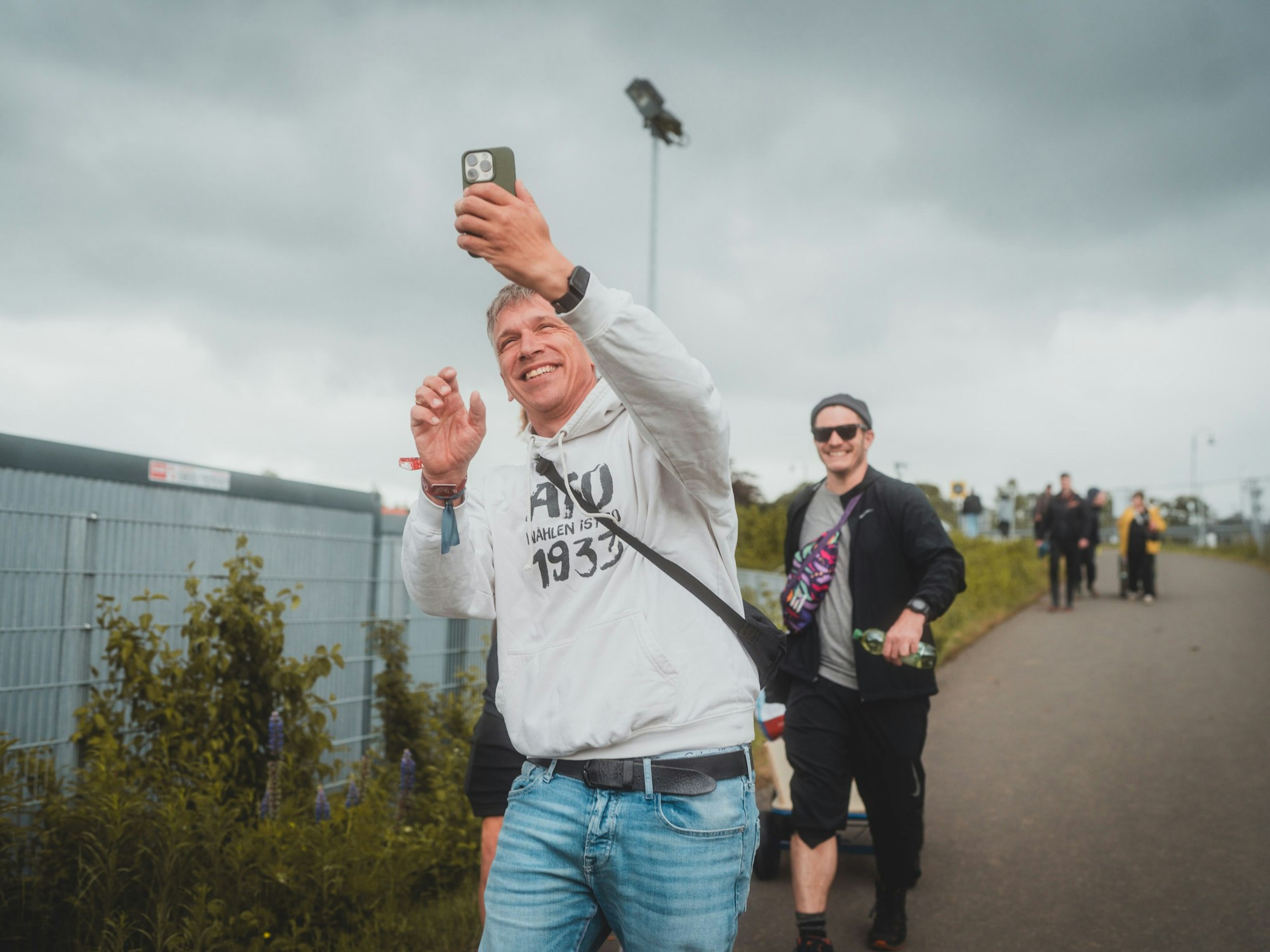 Bastian Campmann läuft mit dem Handy über den Zeltplatz.