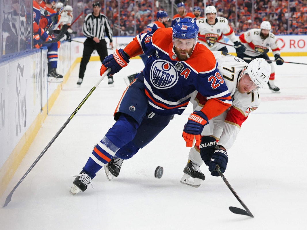 Edmontons Leon Draisaitlbehauptet den Puck gegen Floridas Niko Mikkola.