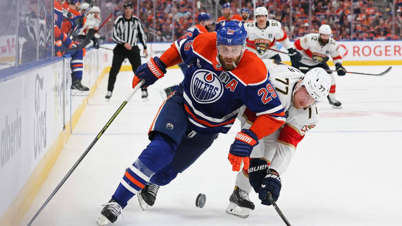 Edmontons Leon Draisaitlbehauptet den Puck gegen Floridas Niko Mikkola.