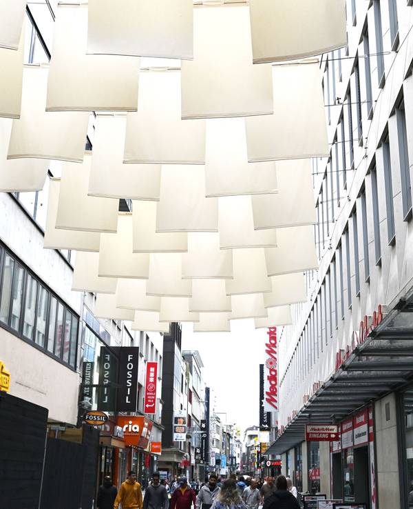 Weiße Tücher hängen über der Fußgängerzone Hohe Straße.