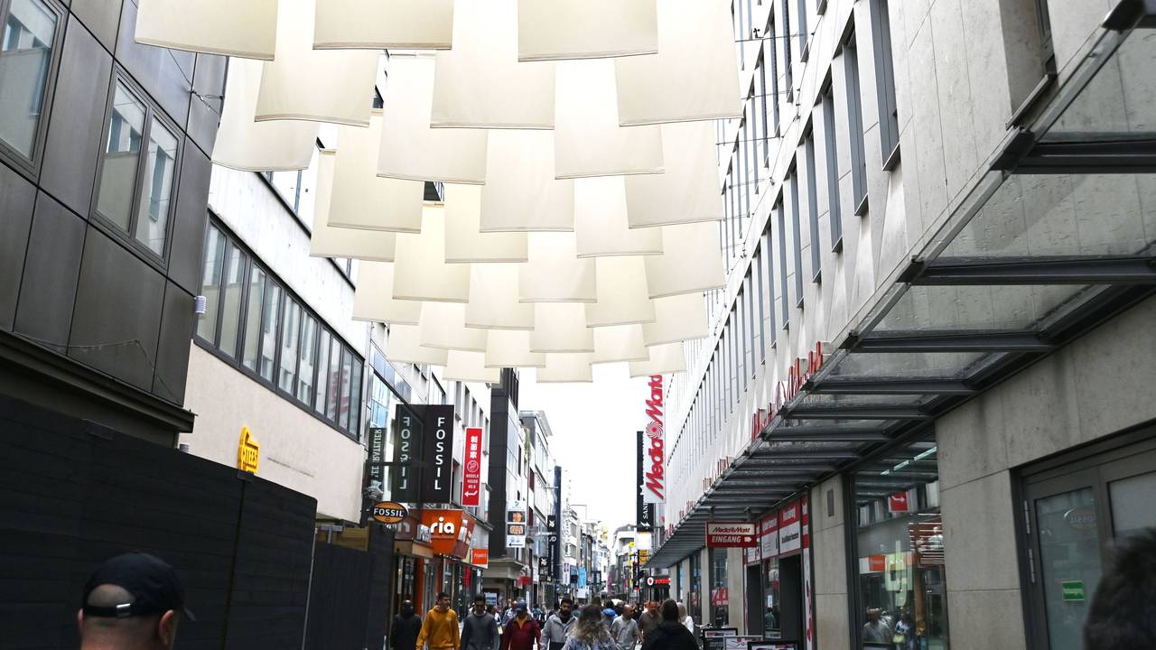 Weiße Tücher hängen über der Fußgängerzone Hohe Straße.