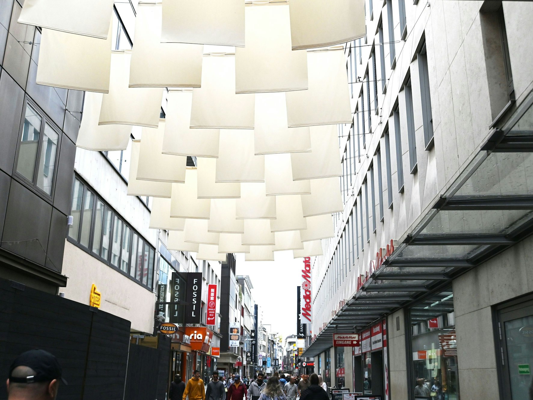 Weiße Tücher hängen über der Fußgängerzone Hohe Straße.