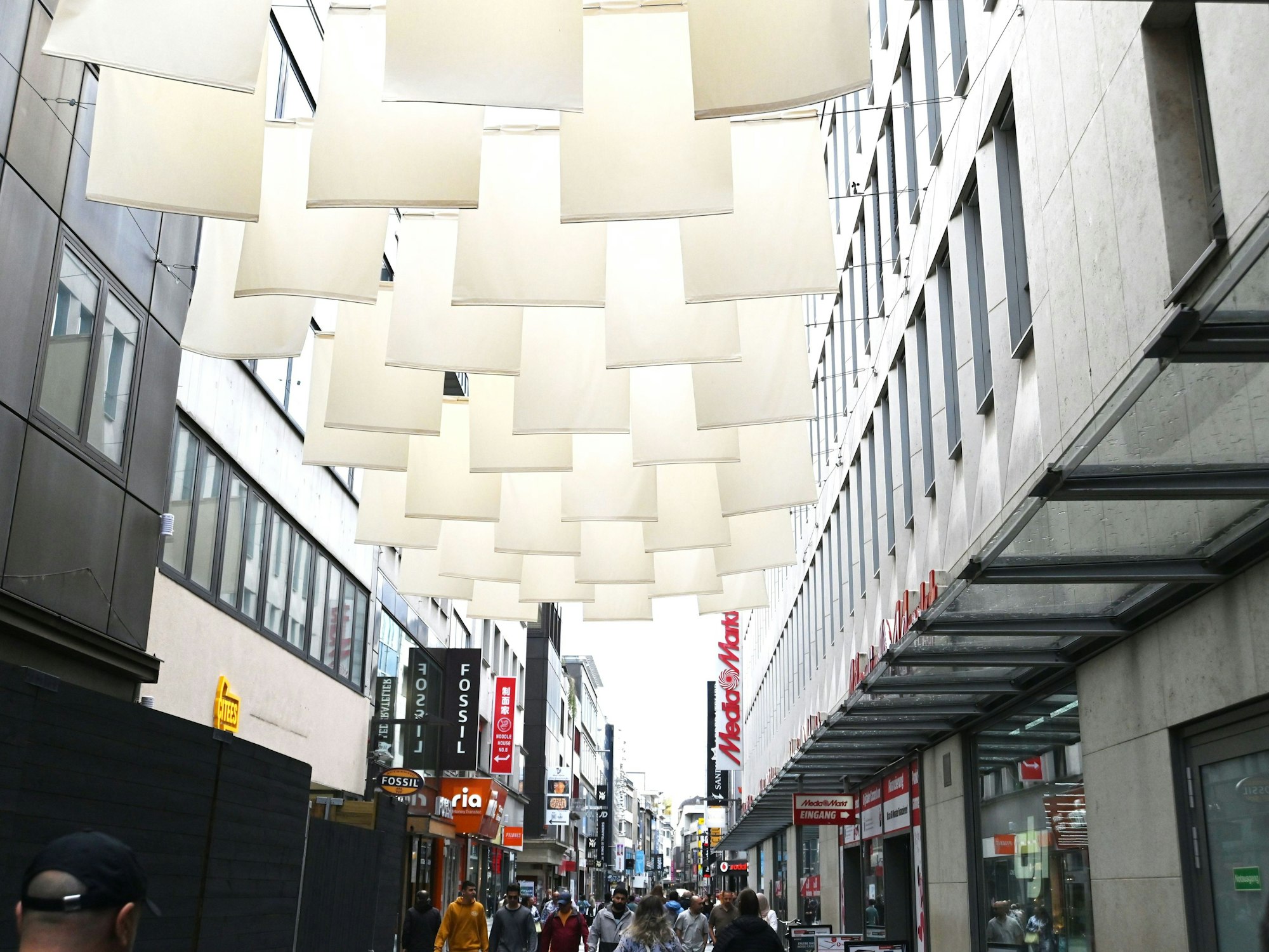 Weiße Tücher hängen über der Fußgängerzone Hohe Straße.