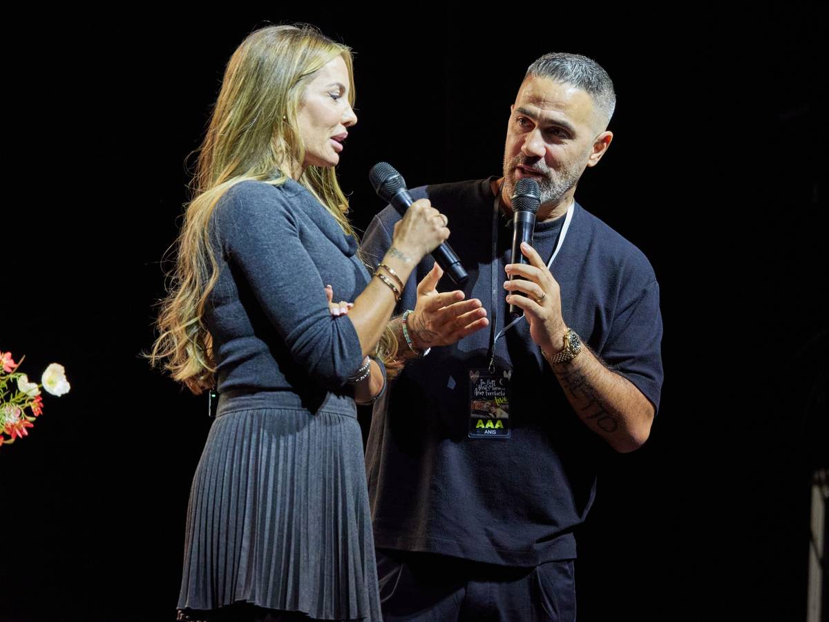 Anna-Maria Ferchichi und Bushido stehen mit Mikros in der Hand auf einer Bühne.