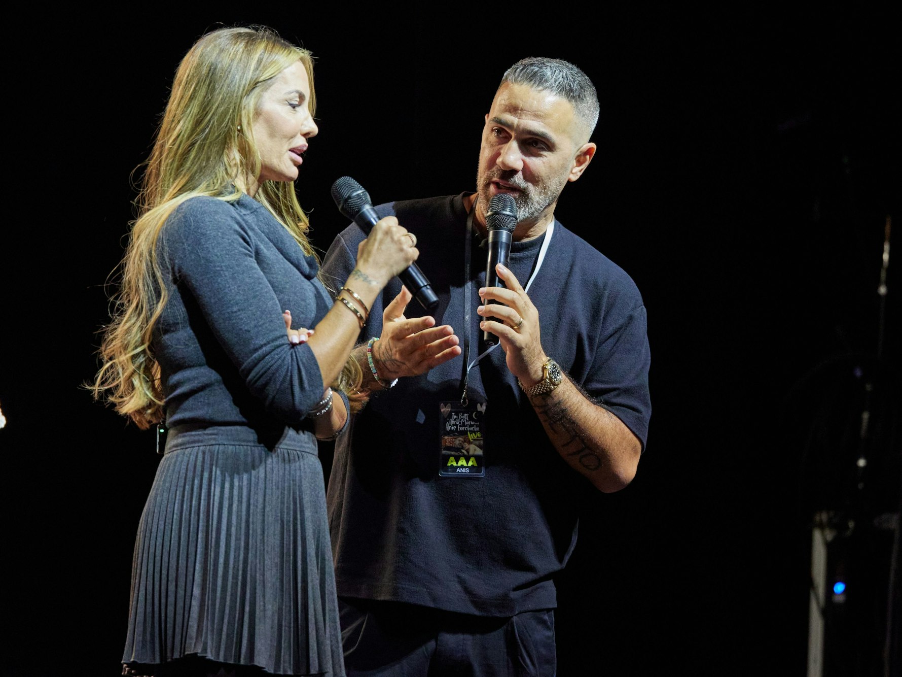 Anna-Maria Ferchichi und Bushido stehen mit Mikros in der Hand auf einer Bühne.