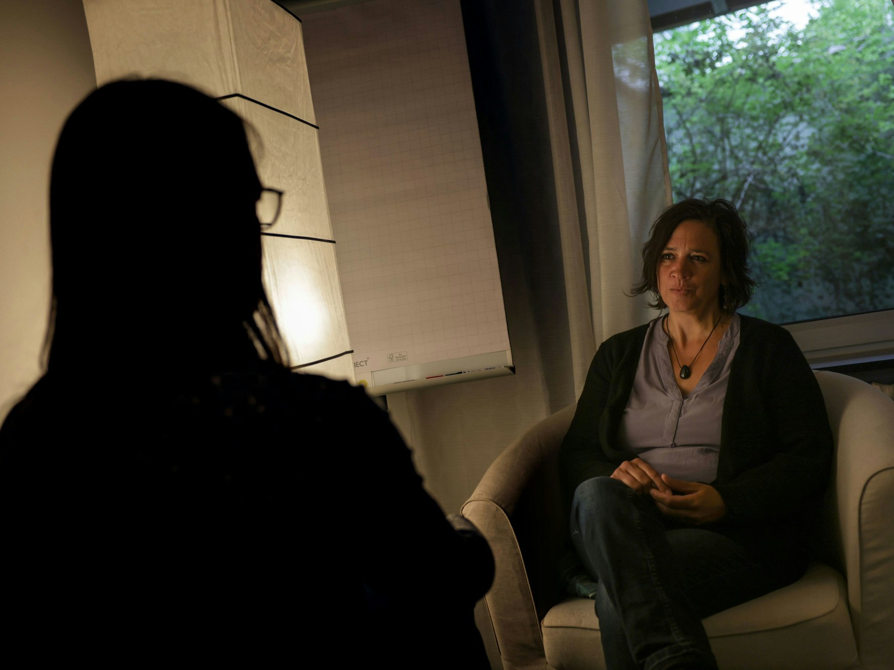 Denise Klein (r), Projektleiterin des Vereins „Paula“, berät eine Klientin. Der Verein Paula e.V. berät Seniorinnen ab 60 Jahre bei häuslicher Gewalt.