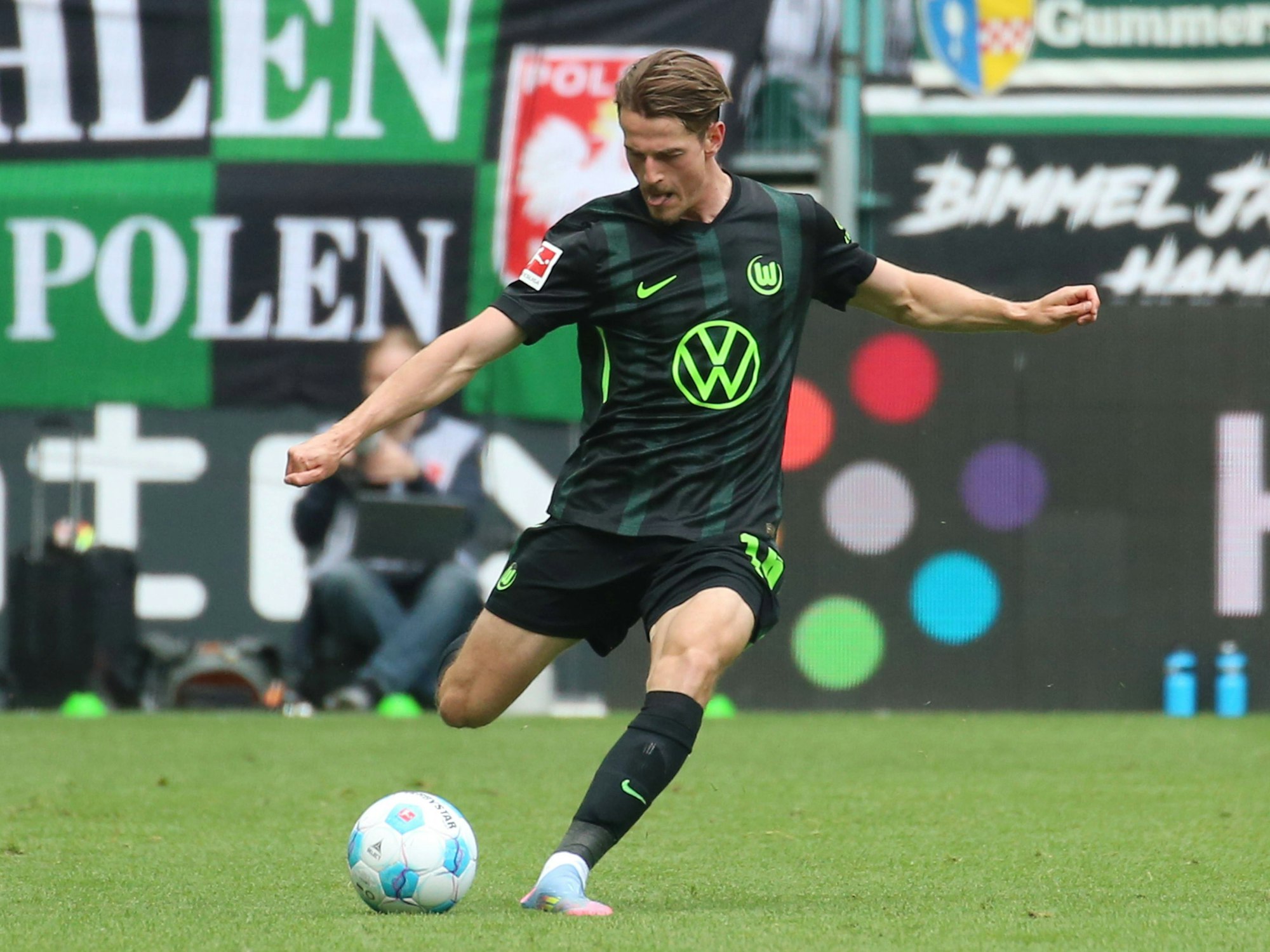 Jakub Kaminski (VfL Wolfsburg) am Ball.