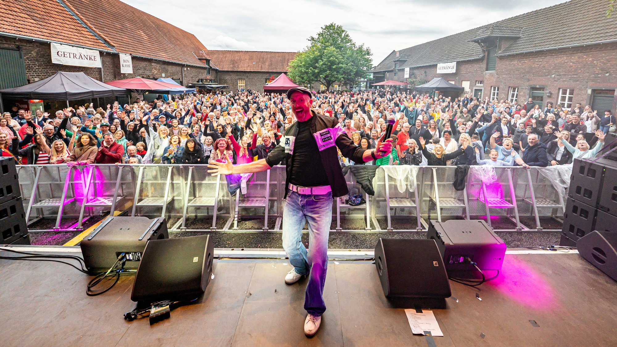 Martin Schopps steht als Moderator auf der Bühne.