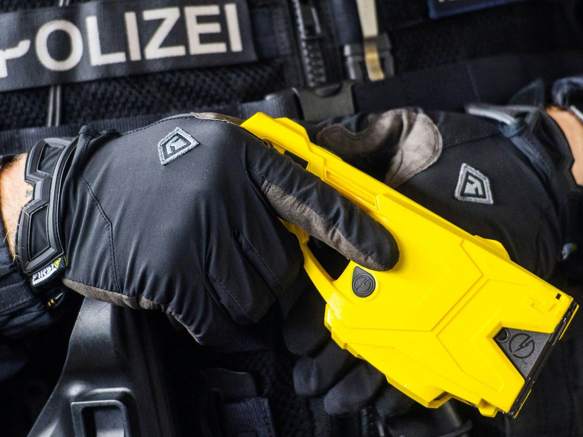 Ein Polizeibeamter hält einen sogenannten Taser.