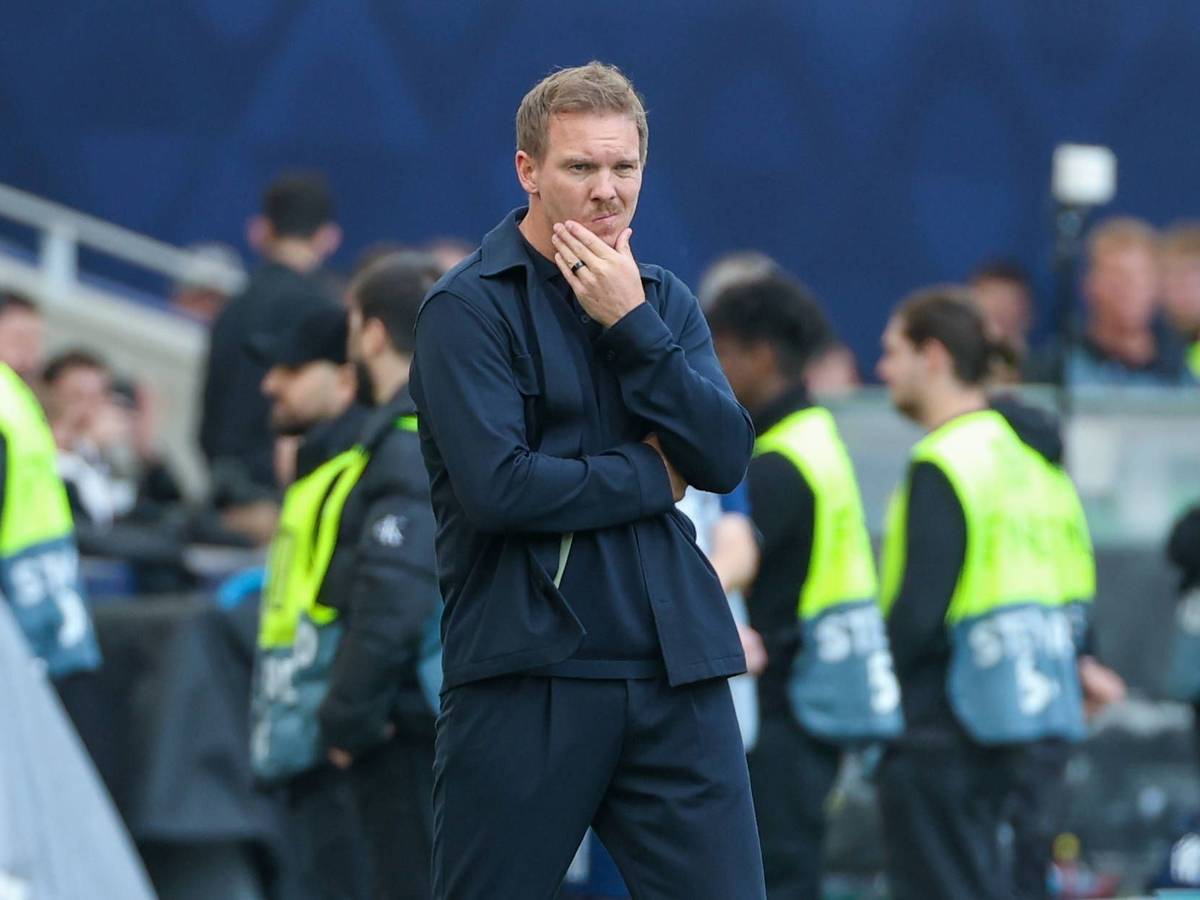 Julian Nagelsmann steht an der Seitenlinie.