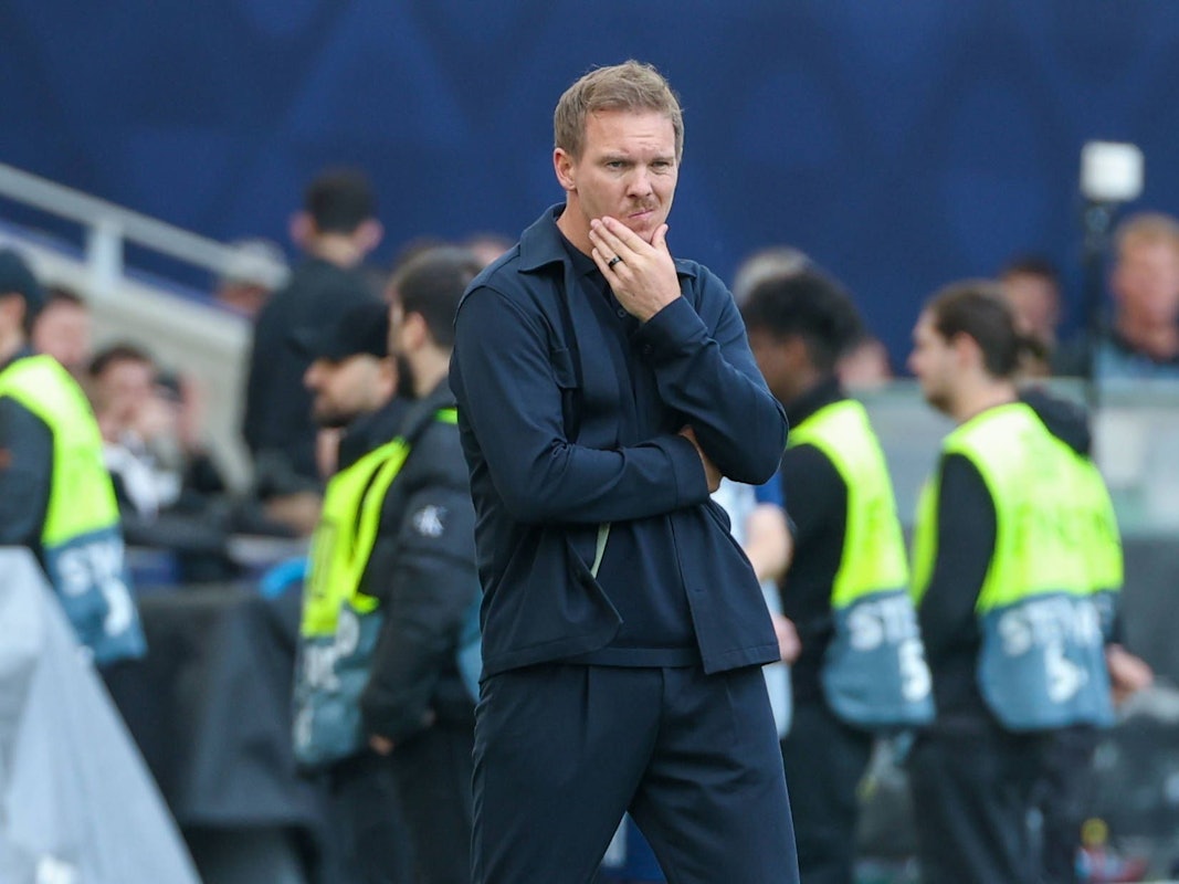 Julian Nagelsmann steht an der Seitenlinie.