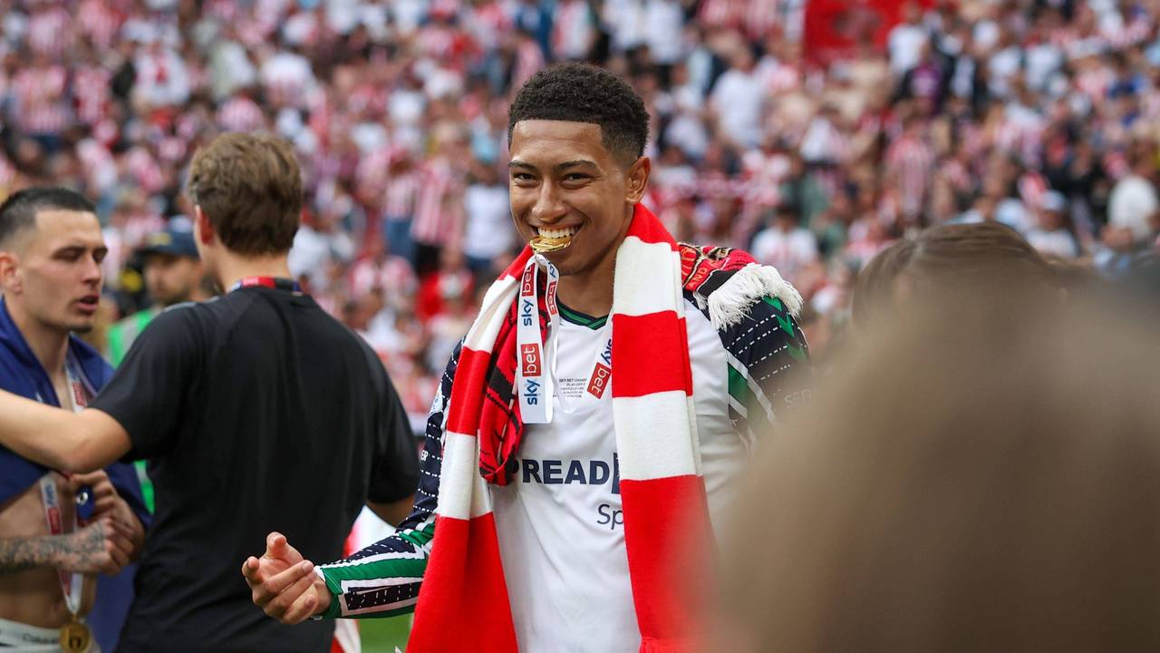 Jobe Bellingham feiert den Aufstieg mit Sunderland.