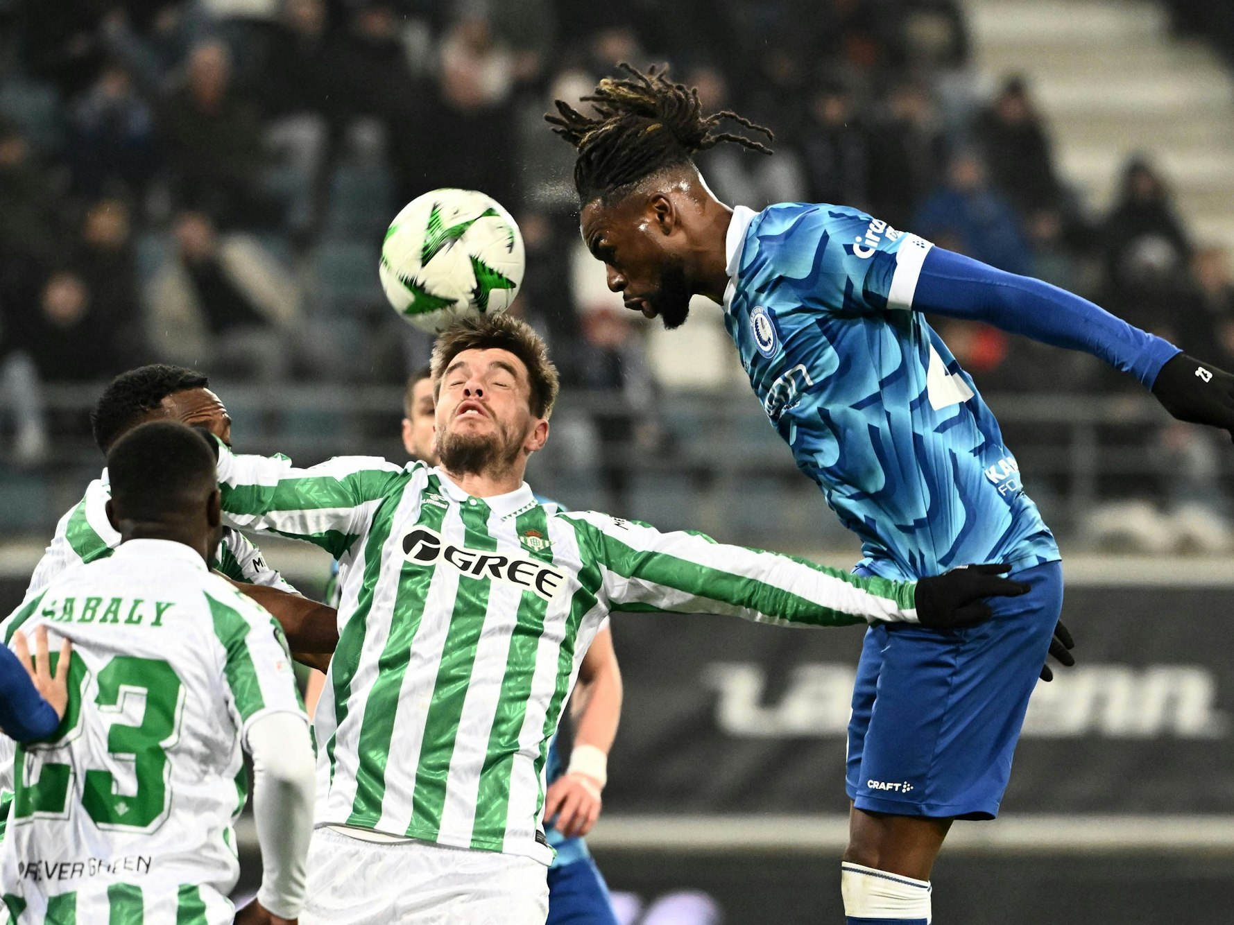 Jordan Torunarigha steigt zum Kopfball hoch.