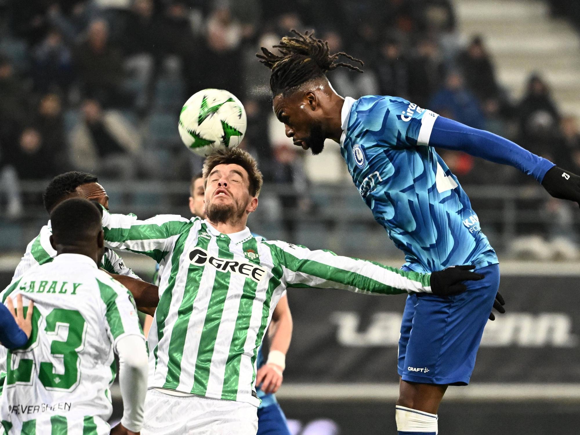 Jordan Torunarigha steigt zum Kopfball hoch.