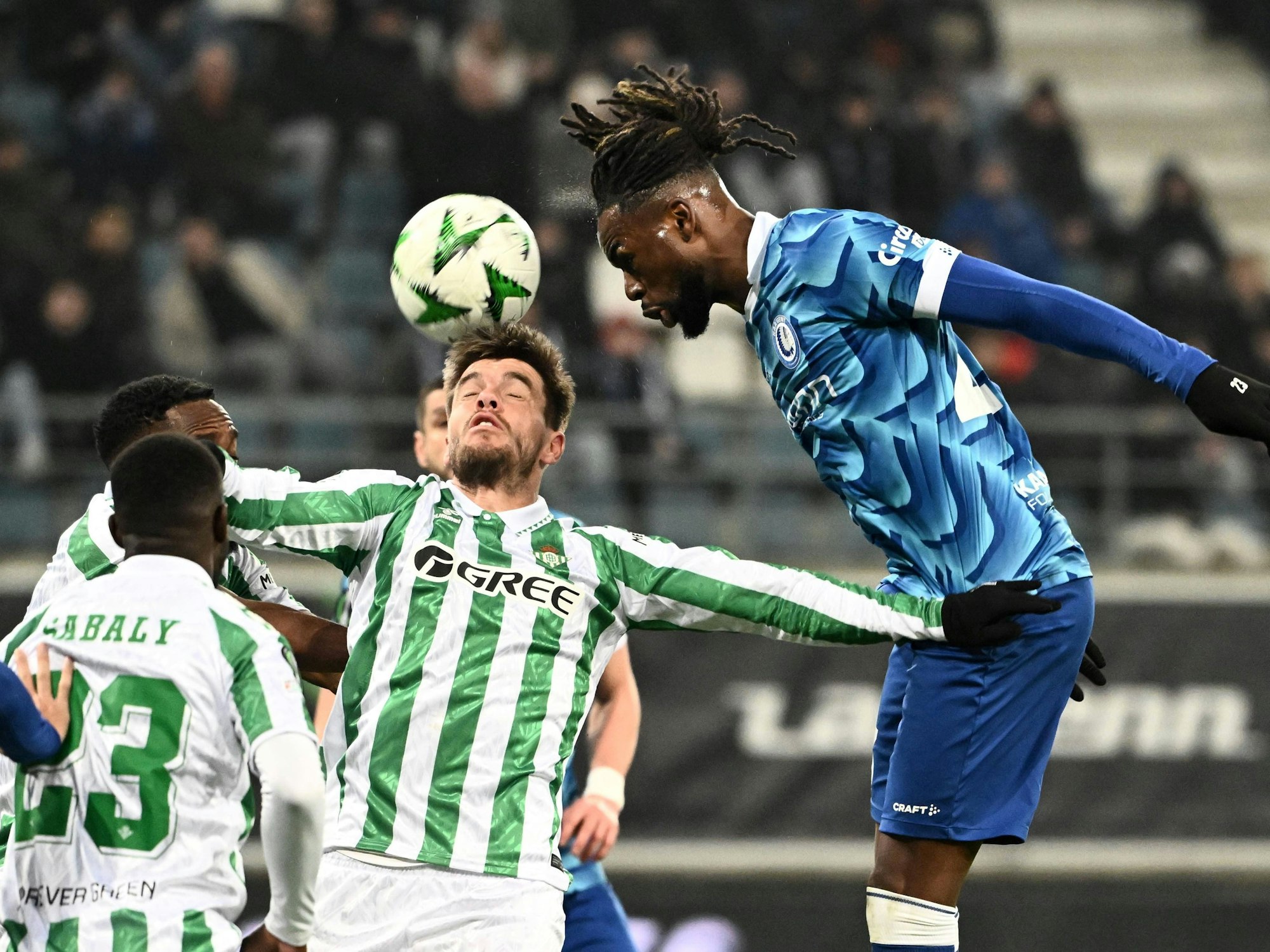 Jordan Torunarigha steigt zum Kopfball hoch.