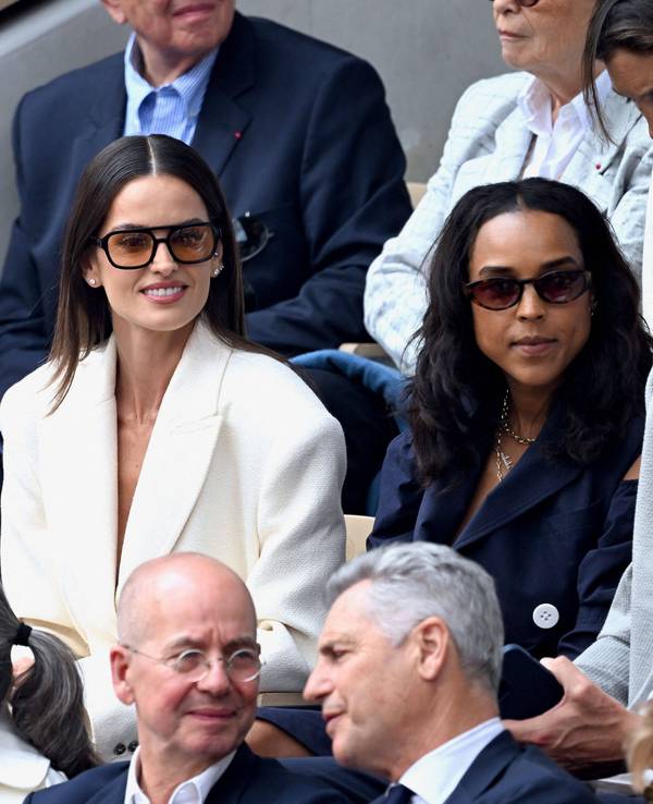 Kevin Trapp sitzt neben Izabel Goulart auf der VIP-Tribüne.