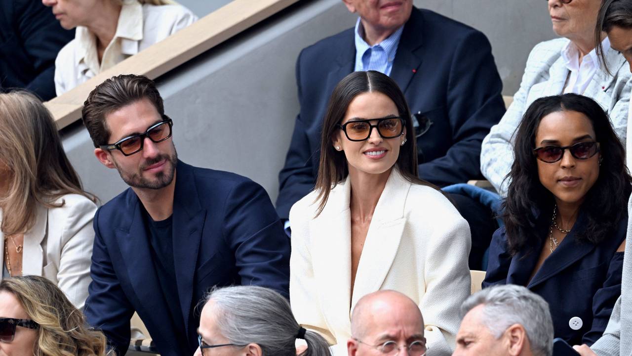 Kevin Trapp sitzt neben Izabel Goulart auf der VIP-Tribüne.