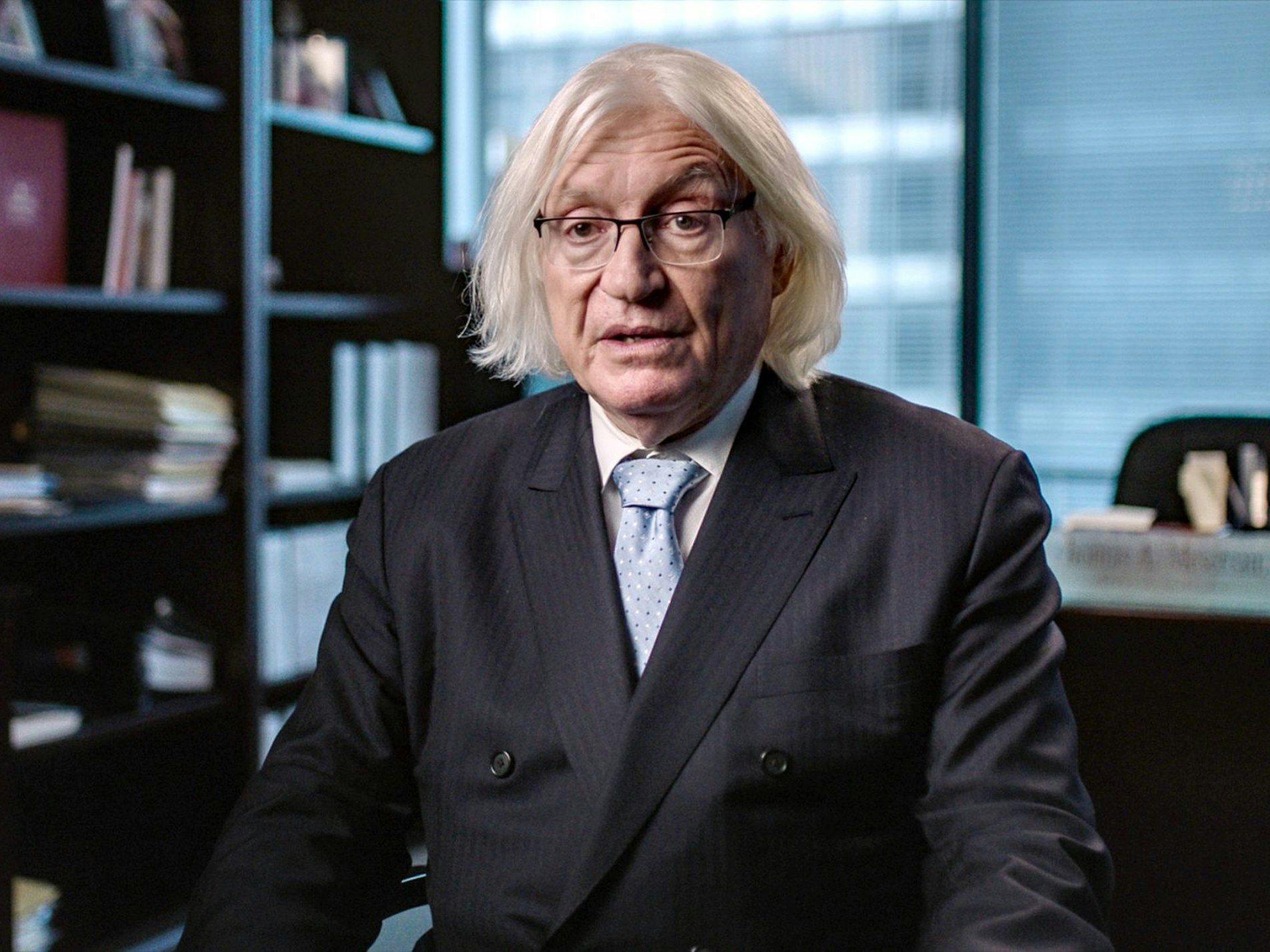 Thomas Mesereau, der Jackson 2005 erfolgreich verteidigte, kommt in der Doku erneut zu Wort. (Bild: Crime + Investigation / A+E Global Media)