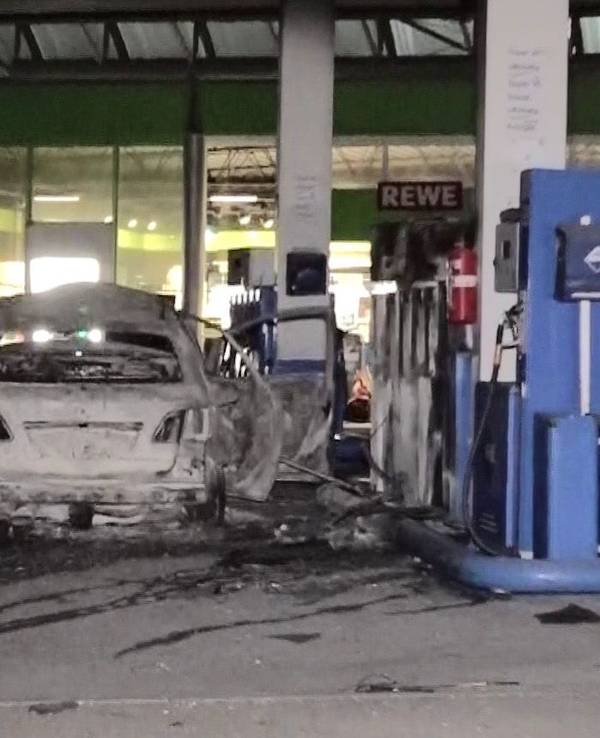 Ein ausgebranntes Fahrzeug steht an einer Zapfsäule auf einer Tankstelle in Hannover.