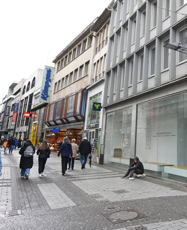 Auch auf der einstmals so beliebt und belebten Hohe Straße herrscht bis heute an vielen Stellen Leerstand. Das Foto entstand im Februar 2024.