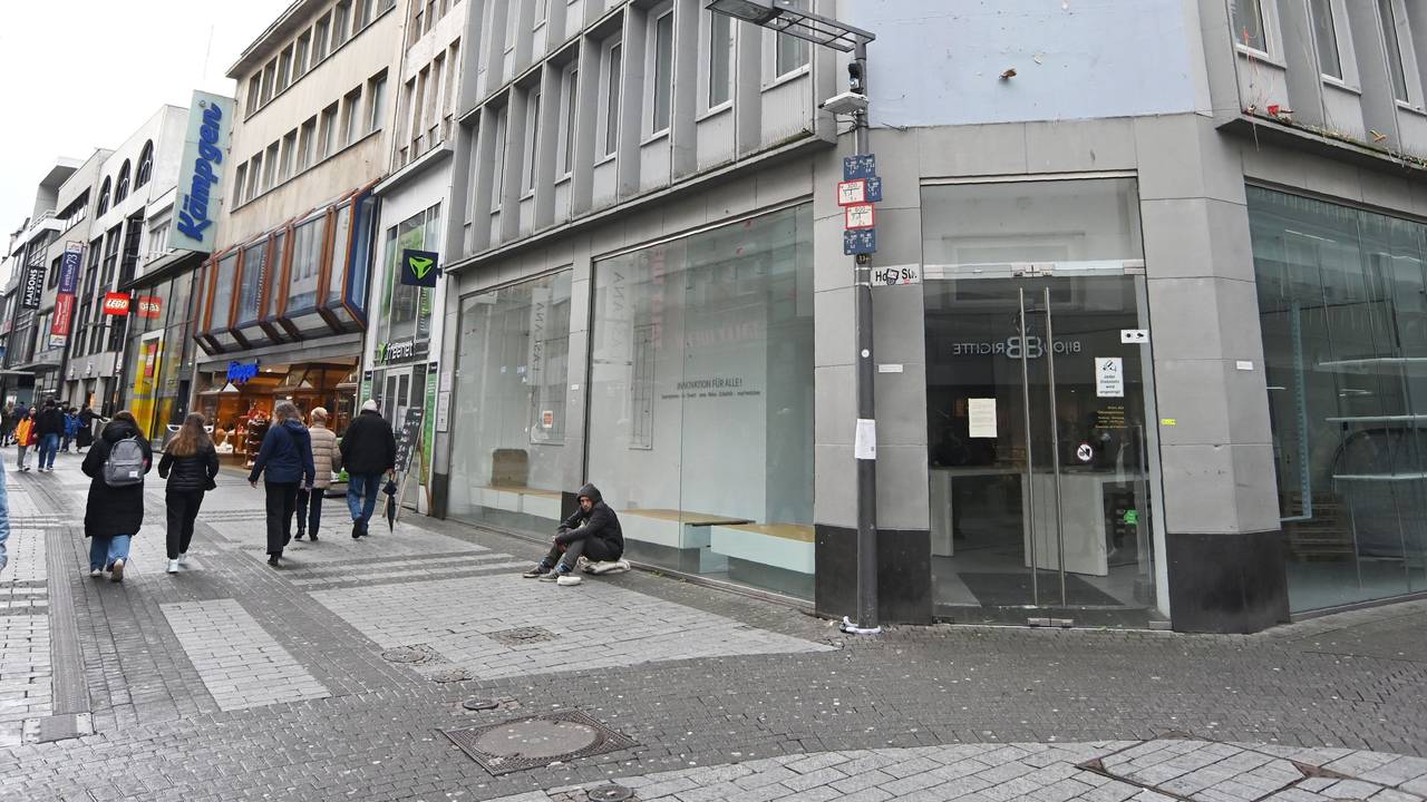 Auch auf der einstmals so beliebt und belebten Hohe Straße herrscht bis heute an vielen Stellen Leerstand. Das Foto entstand im Februar 2024.