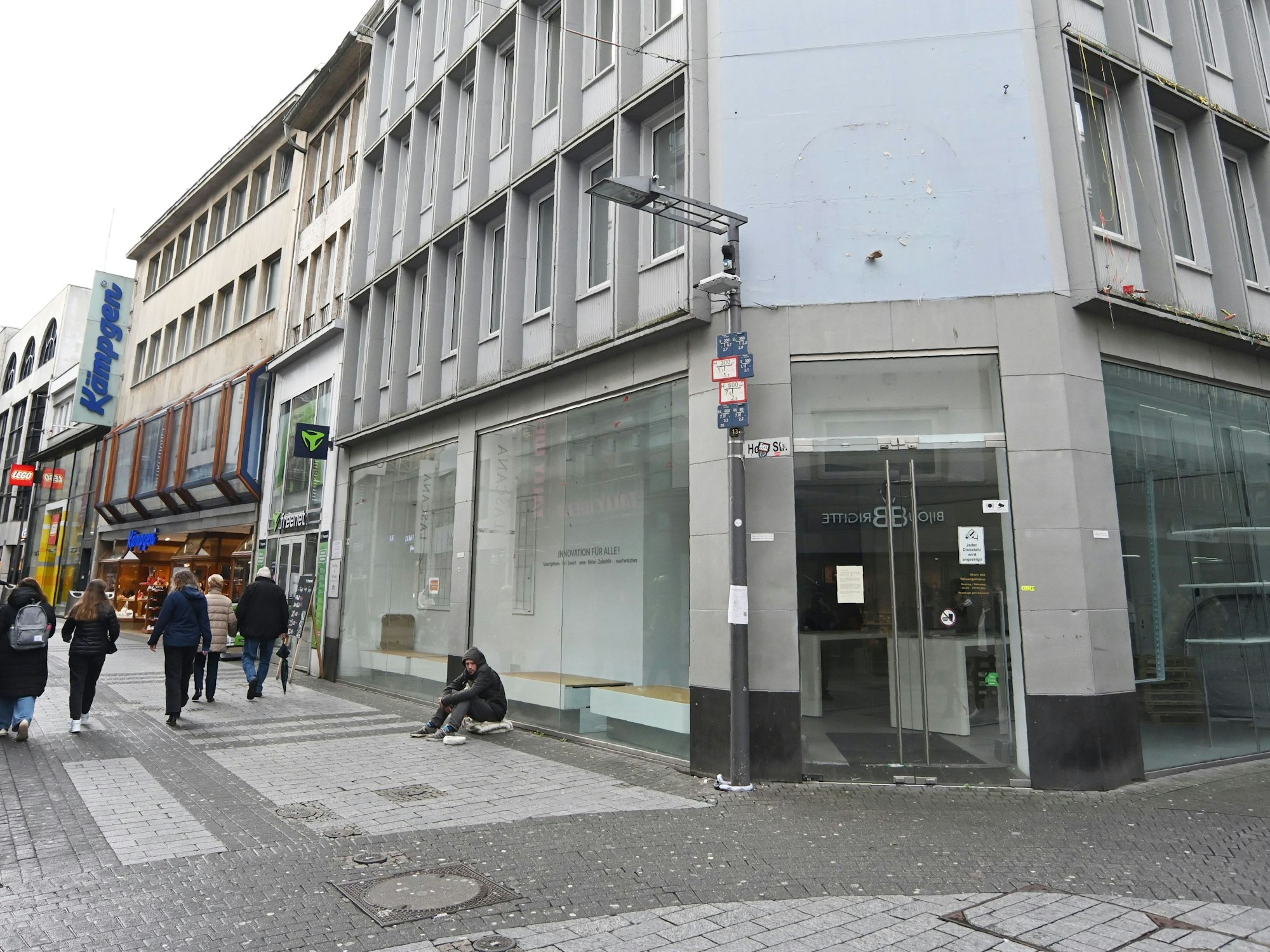 Auch auf der einstmals so beliebt und belebten Hohe Straße herrscht bis heute an vielen Stellen Leerstand. Das Foto entstand im Februar 2024.
