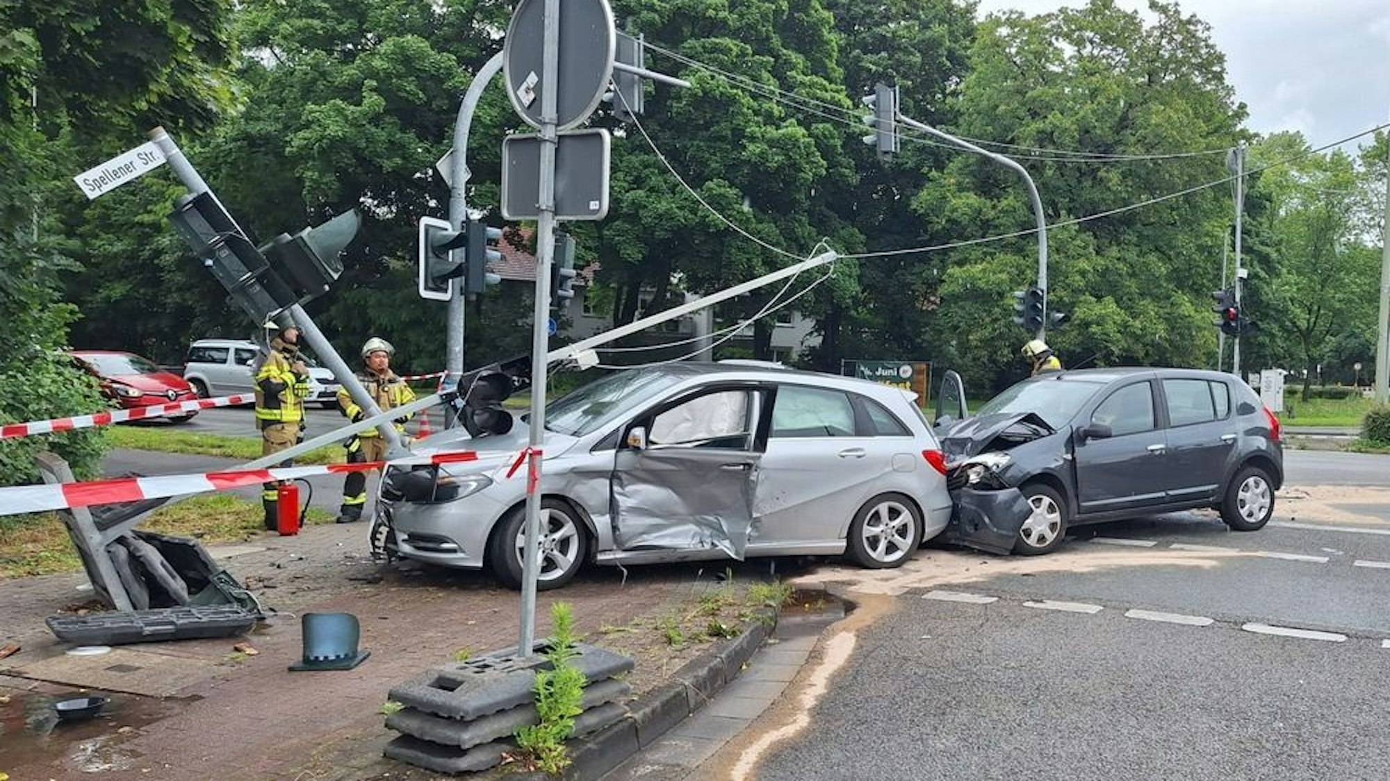 Einsatzfahrzeuge der Feuerwehr Voerde bei einem Verkehrsunfall in Friedrichsfeld