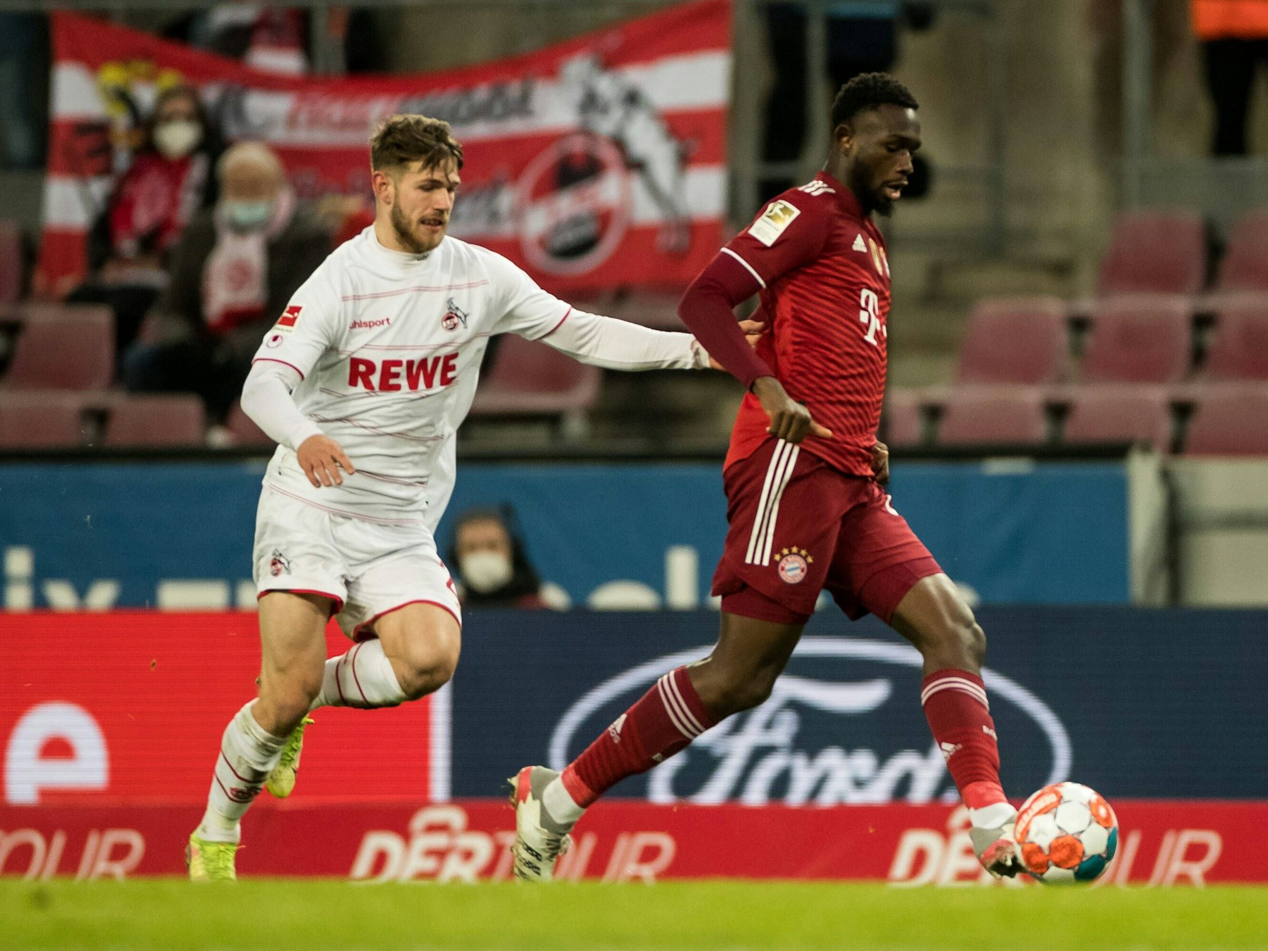 Tanguy Nianzou im Duell gegen Jan Thielmann