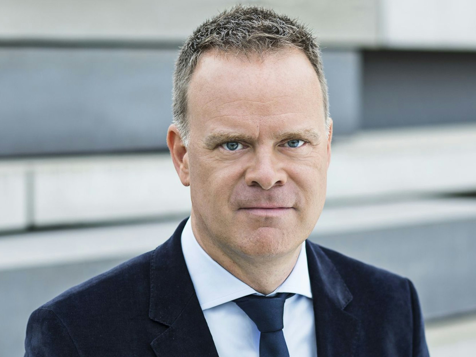 Normalerweise moderiert er das „heute-journal“, diesmal begab sich Christian Sievers aber auf eine Reportagereise zum Zustand unserer Städte. (Bild: ZDF / Jana Kay)