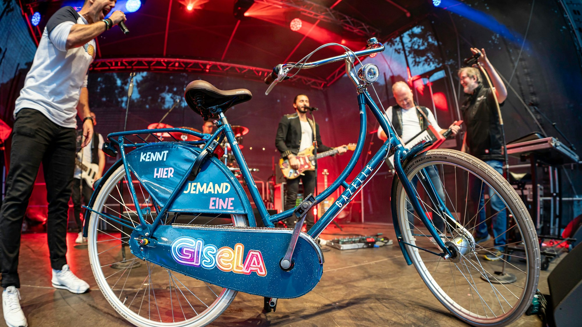 Die Höhner beim Auftritt samt Fahrrad.