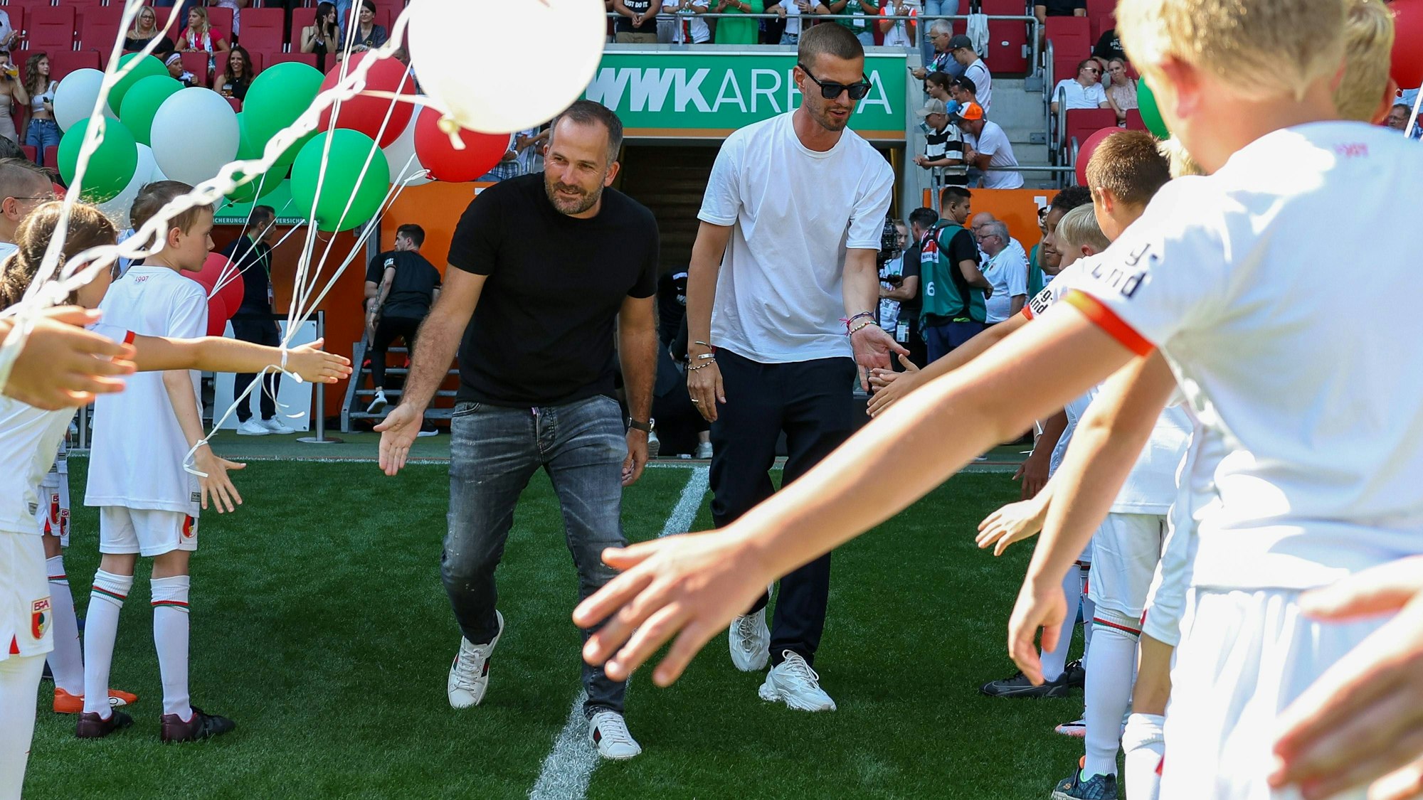 Manuel Baum, hier neben Joko Winterscheidt, bei seinem letzten großen Auftritt in Augsburg beim Abschiedsspiel von Daniel Baier am 9. September 2023.